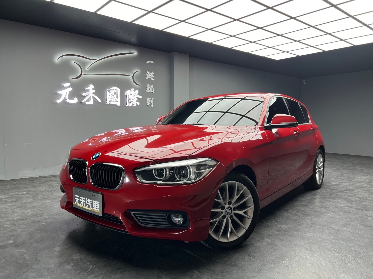 2018 BMW 118i 運動版 F20 五門 掀背 吸睛糖果紅 ❗️(228)【 元禾國際 阿龍店長 0968-691-205】元禾國際 新北最大車庫 實車實價 認證車  第2張相片