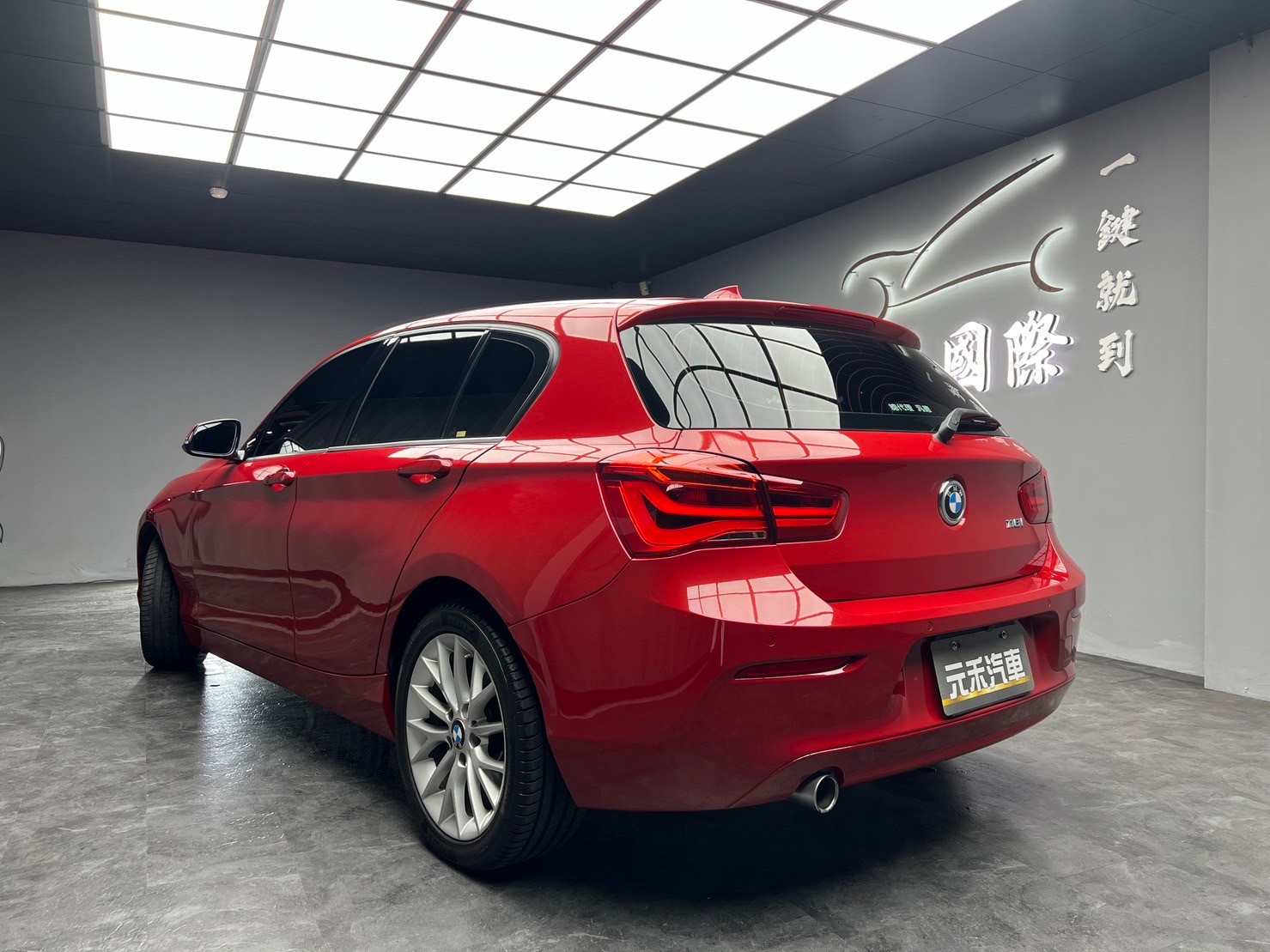 2018 BMW 118i 運動版 F20 五門 掀背 吸睛糖果紅 ❗️(228)【 元禾國際 阿龍店長 0968-691-205】元禾國際 新北最大車庫 實車實價 認證車  第3張相片
