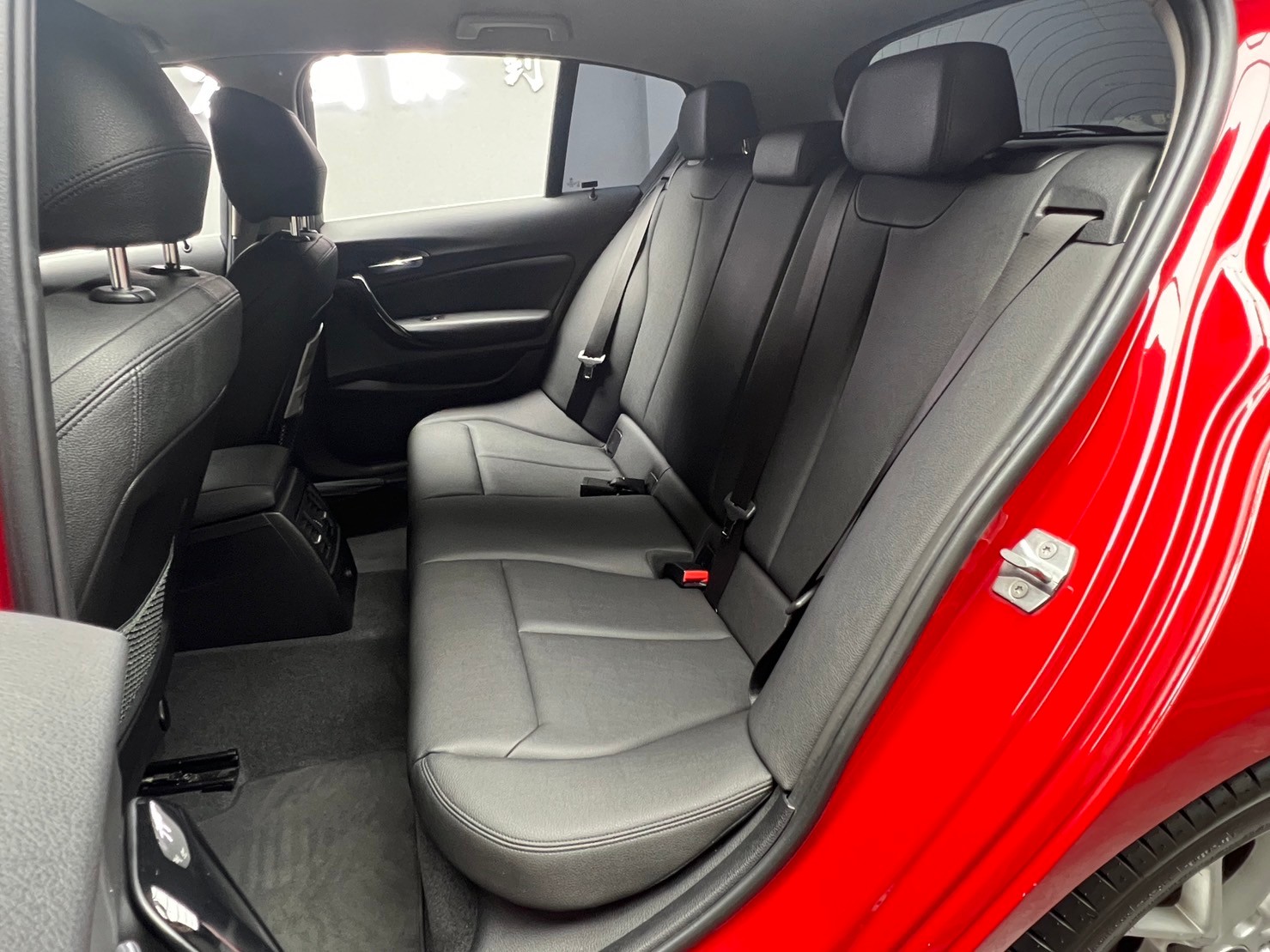 2018 BMW 118i 運動版 F20 五門 掀背 吸睛糖果紅 ❗️(228)【 元禾國際 阿龍店長 0968-691-205】元禾國際 新北最大車庫 實車實價 認證車  第4張相片