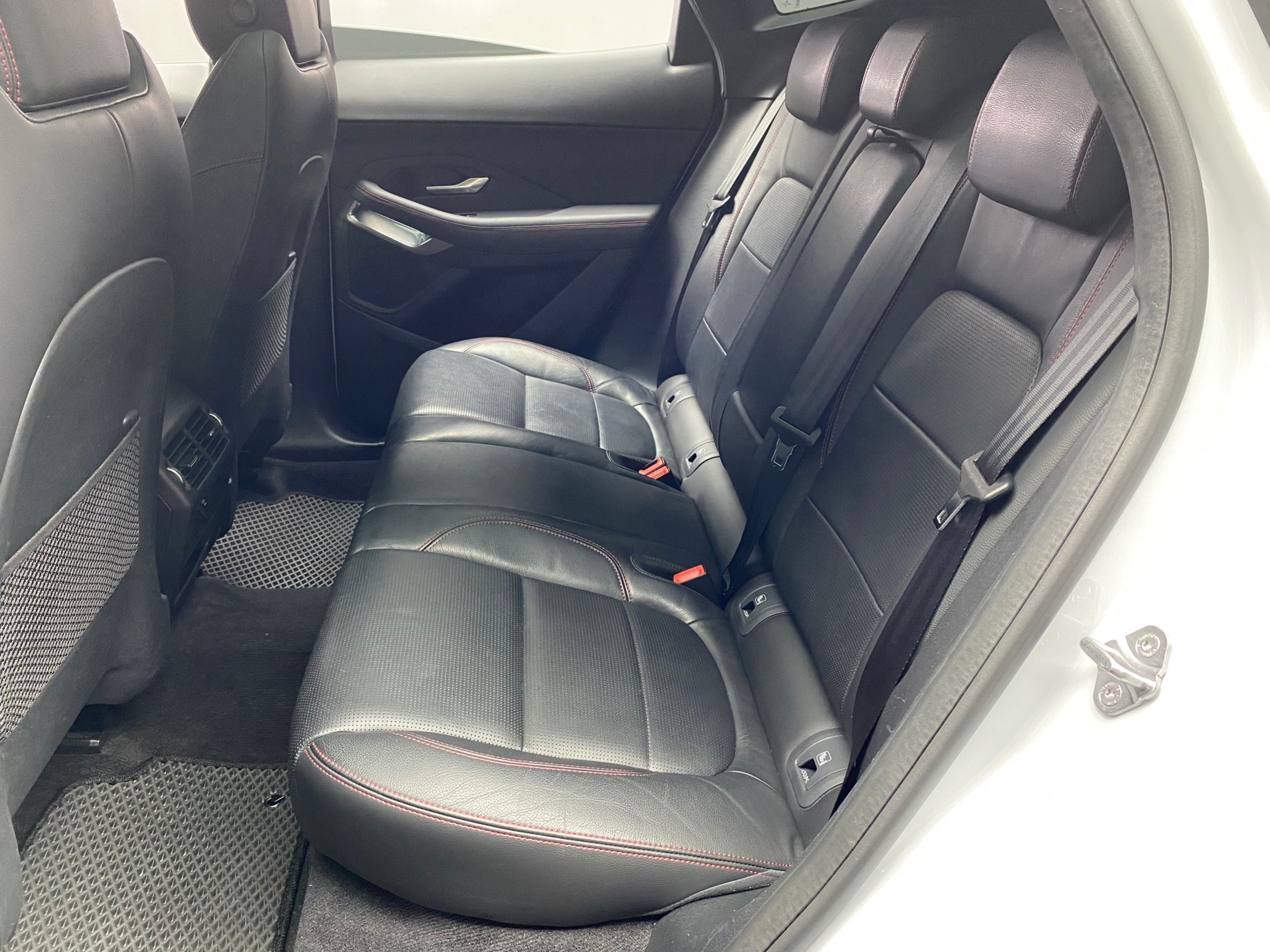 2021式 Jaguar EPace P200 Chequered Flag 稀有R外觀 數位儀錶 四驅 英系跑旅 ❗️(242)【 元禾國際 阿龍店長 0968-691-205】元禾國際 新北最大車庫 實車實價 認證車  第4張相片