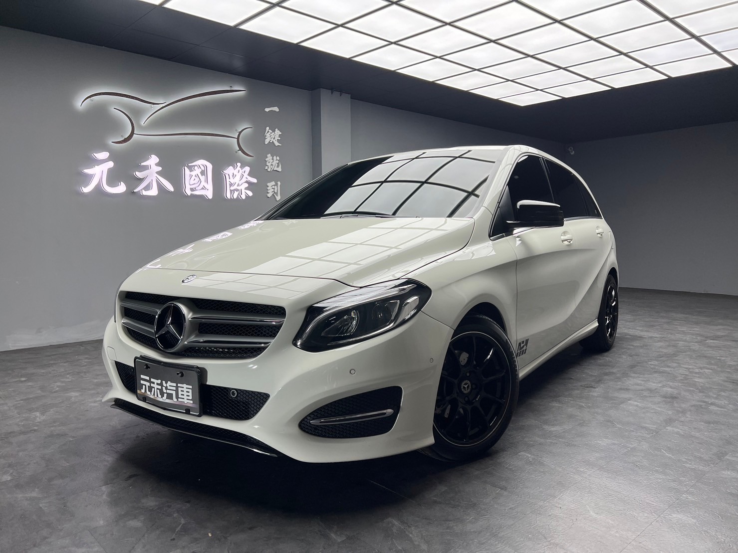 2015式 Benz B180 改裝避震 碳纖維平把方向盤 大螢幕 安卓機 後視鏡序列式方向燈 ❗️(224)【 元禾國際 阿龍店長 0968-691-205】元禾國際 新北最大車庫 實車實價 認證車  第2張相片