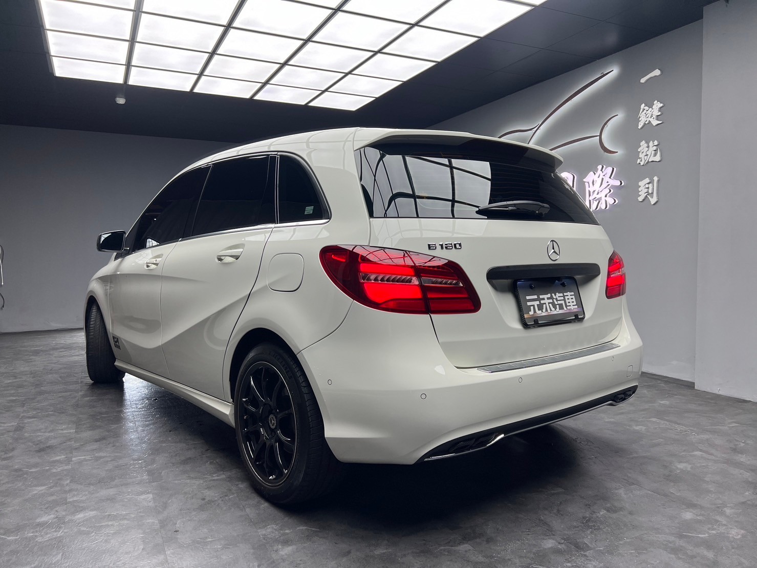 2015式 Benz B180 改裝避震 碳纖維平把方向盤 大螢幕 安卓機 後視鏡序列式方向燈 ❗️(224)【 元禾國際 阿龍店長 0968-691-205】元禾國際 新北最大車庫 實車實價 認證車  第3張相片