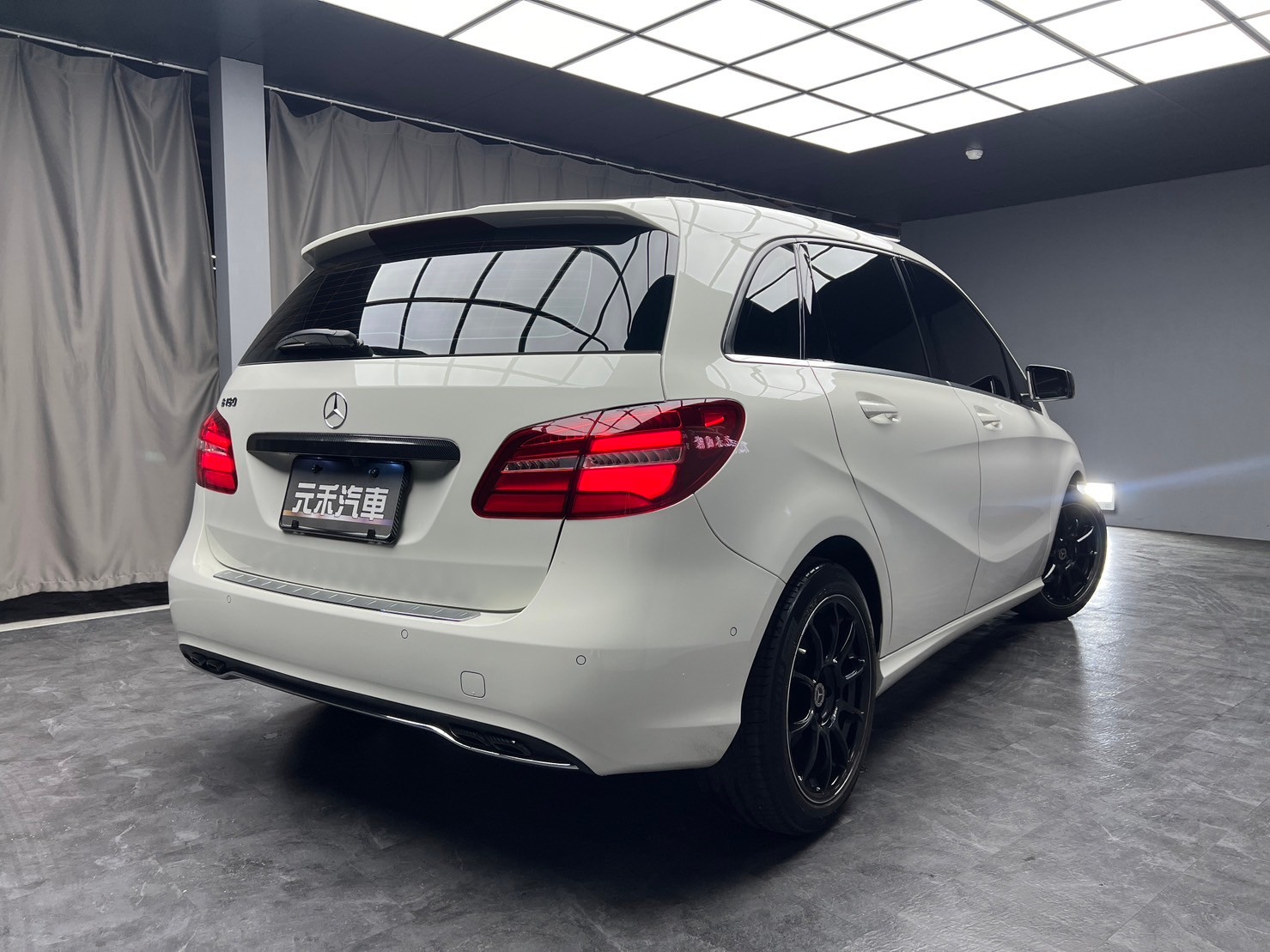 2015式 Benz B180 改裝避震 碳纖維平把方向盤 大螢幕 安卓機 後視鏡序列式方向燈 ❗️(224)【 元禾國際 阿龍店長 0968-691-205】元禾國際 新北最大車庫 實車實價 認證車  第4張相片