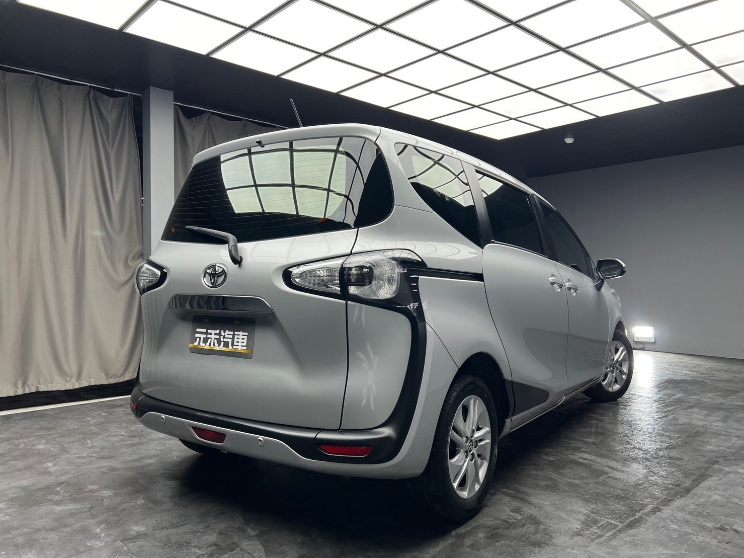 2018 Toyota Sienta 豪華版 熱門 七人座 休旅 ❗️(130)【 元禾國際 阿龍店長 0968-691-205】元禾國際 新北最大車庫 實車實價 認證車  第2張相片
