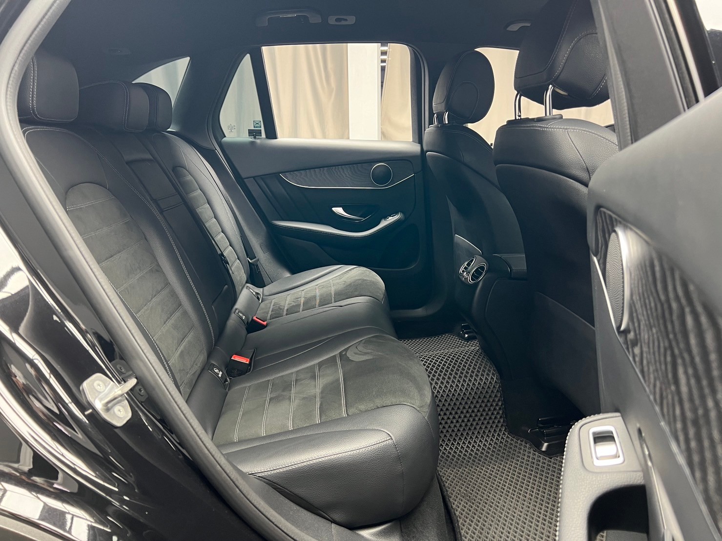 2020式 GLC200 輕油電 AMG 套件 23P 氣氛燈 ❗️(037)【 元禾國際 阿龍店長 0968-691-205】元禾國際 新北最大車庫 實車實價 認證車  第6張相片