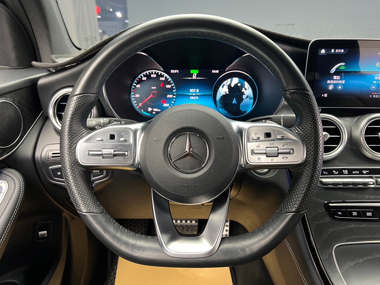 2020式 GLC200 輕油電 AMG 套件 23P 氣氛燈 ❗️(037)【 元禾國際 阿龍店長 0968-691-205】元禾國際 新北最大車庫 實車實價 認證車  第8張相片