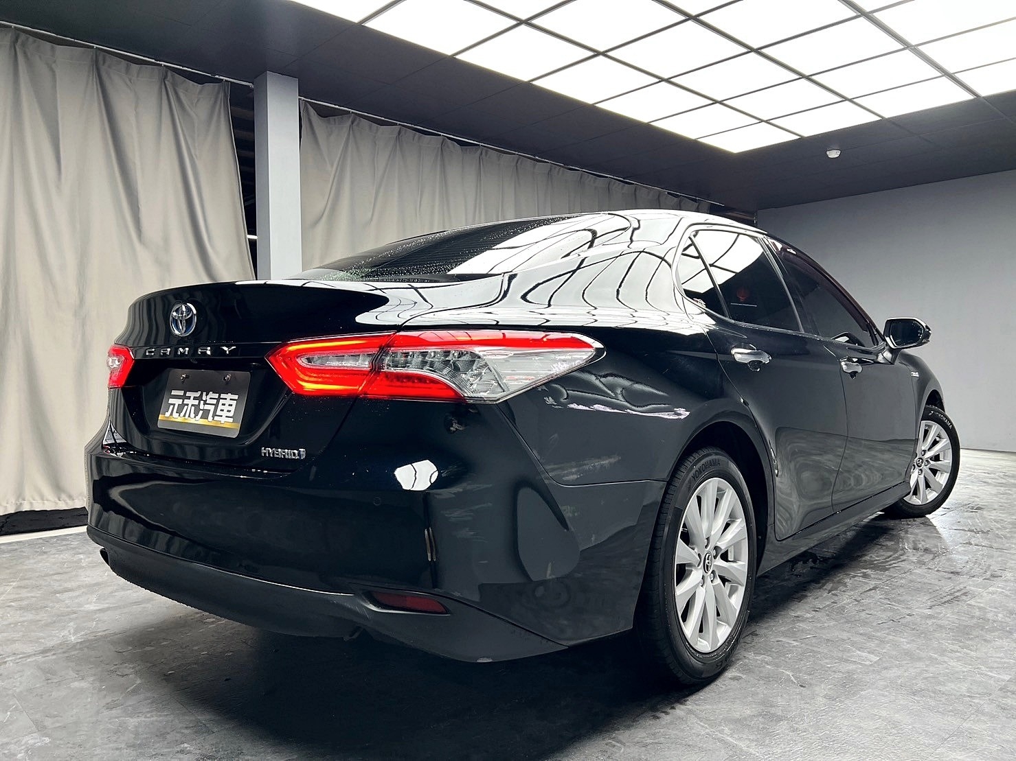 2019式 Camry 冠美麗 油電 尊爵版 跟車 盲點 ❗️(099)【 元禾國際 阿龍店長 0968-691-205】元禾國際 新北最大車庫 實車實價 認證車  第2張相片