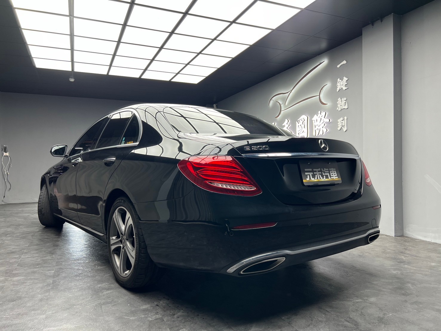 2019式 Benz E200 天窗 自動停車 64色氣氛燈 ❗️(144)【 元禾國際 阿龍店長 0968-691-205】元禾國際 新北最大車庫 實車實價 認證車  第2張相片