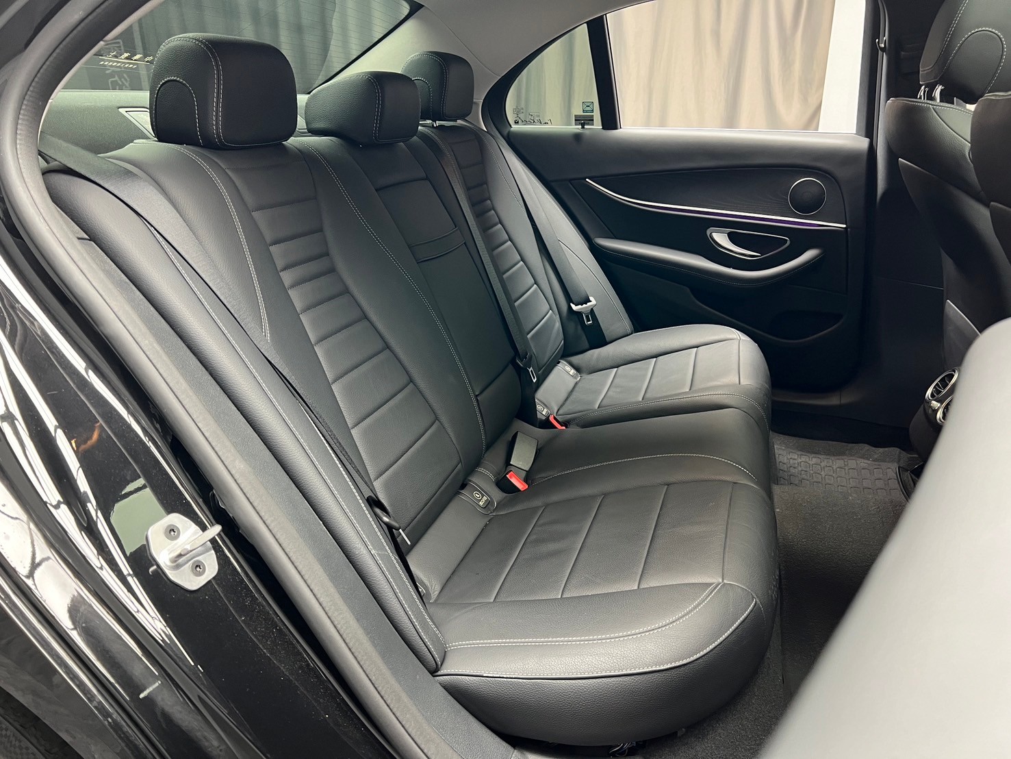 2019式 Benz E200 天窗 自動停車 64色氣氛燈 ❗️(144)【 元禾國際 阿龍店長 0968-691-205】元禾國際 新北最大車庫 實車實價 認證車  第3張相片
