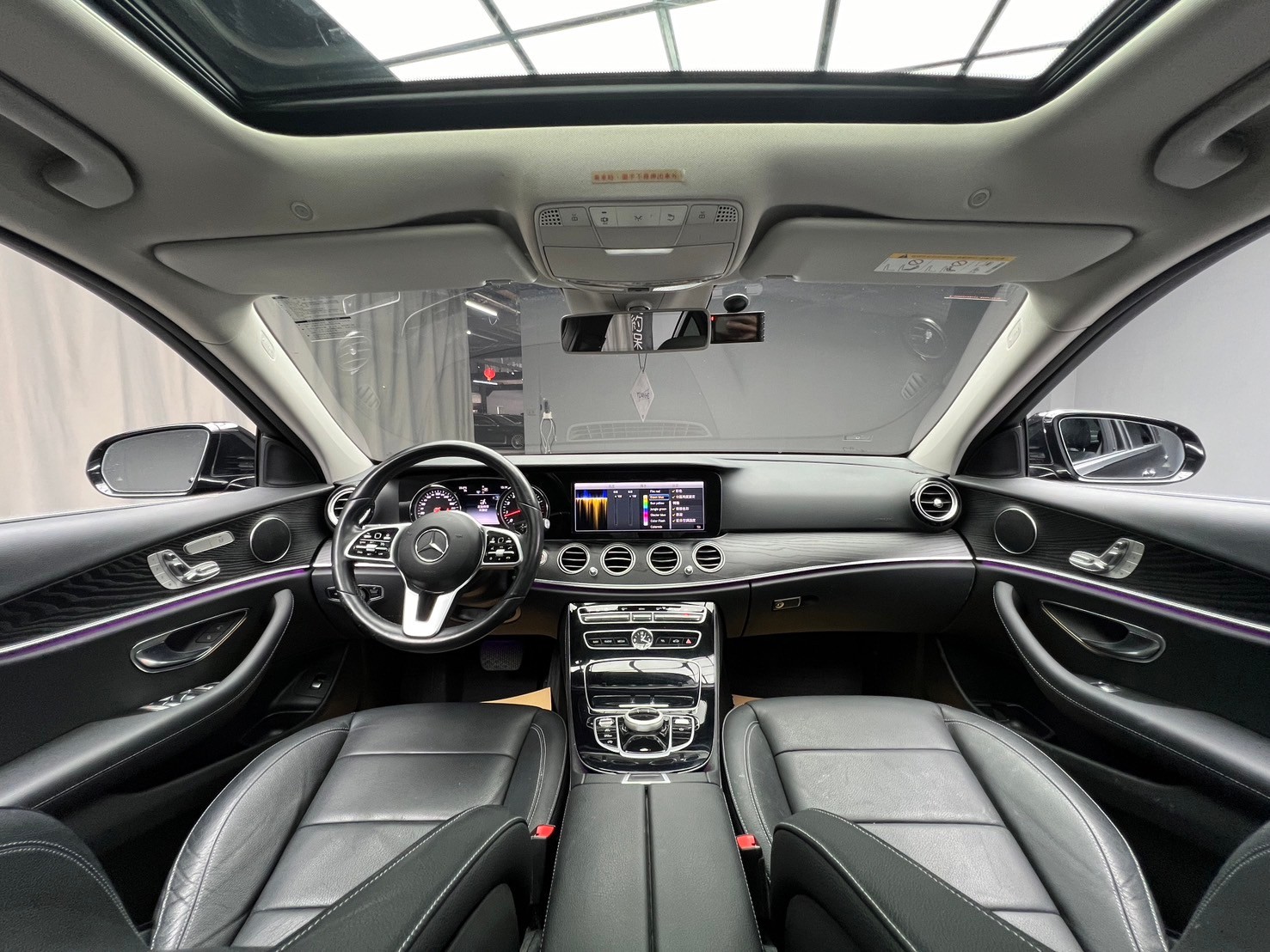 2019式 Benz E200 天窗 自動停車 64色氣氛燈 ❗️(144)【 元禾國際 阿龍店長 0968-691-205】元禾國際 新北最大車庫 實車實價 認證車  第4張相片