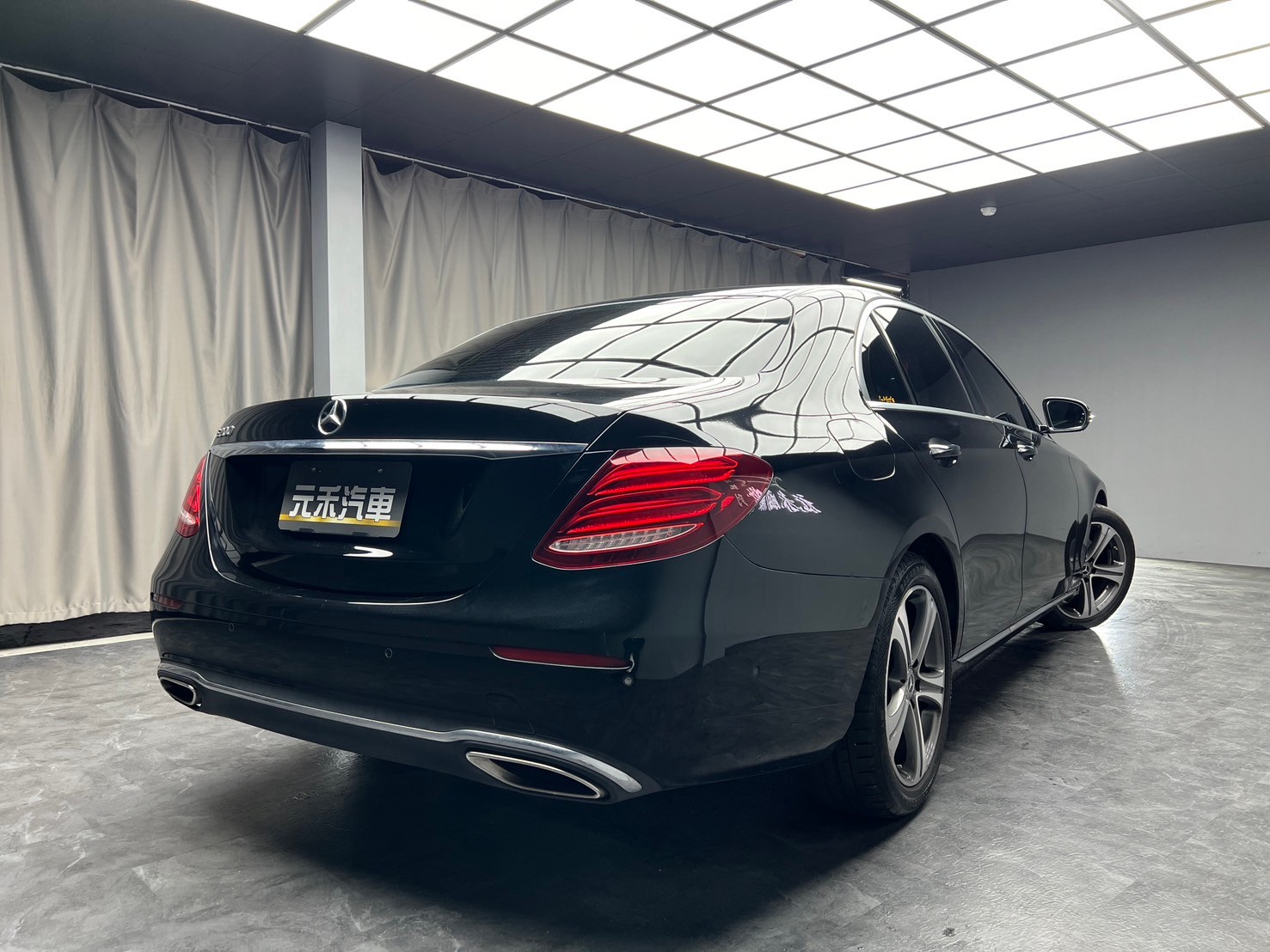 2019式 Benz E200 天窗 自動停車 64色氣氛燈 ❗️(144)【 元禾國際 阿龍店長 0968-691-205】元禾國際 新北最大車庫 實車實價 認證車  第5張相片