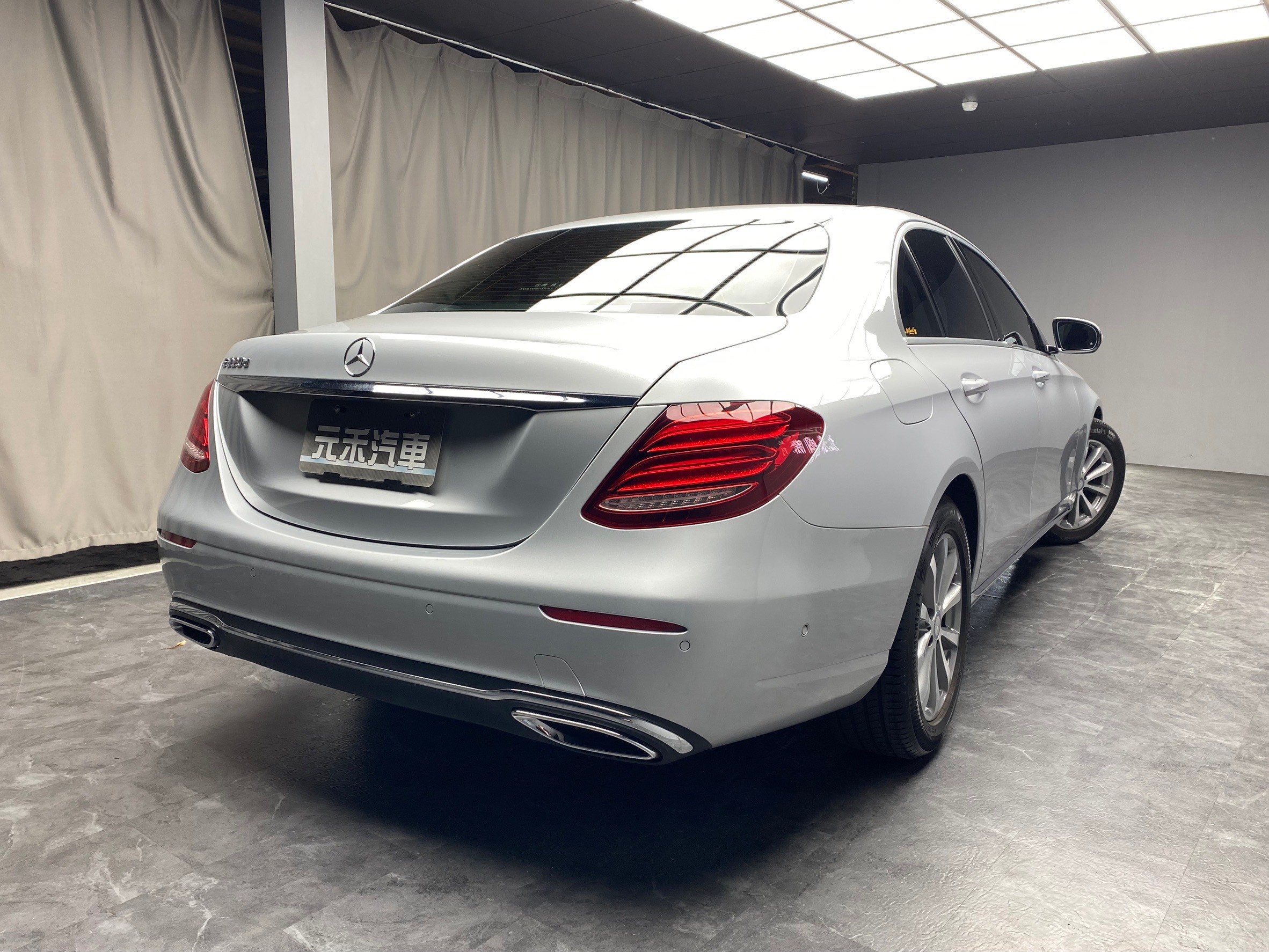 2017式 BENZ E220d 氣氛燈 自動停車 免百萬 可入手 ❗️(231)【 元禾國際 阿龍店長 0968-691-205】元禾國際 新北最大車庫 實車實價 認證車  第2張相片