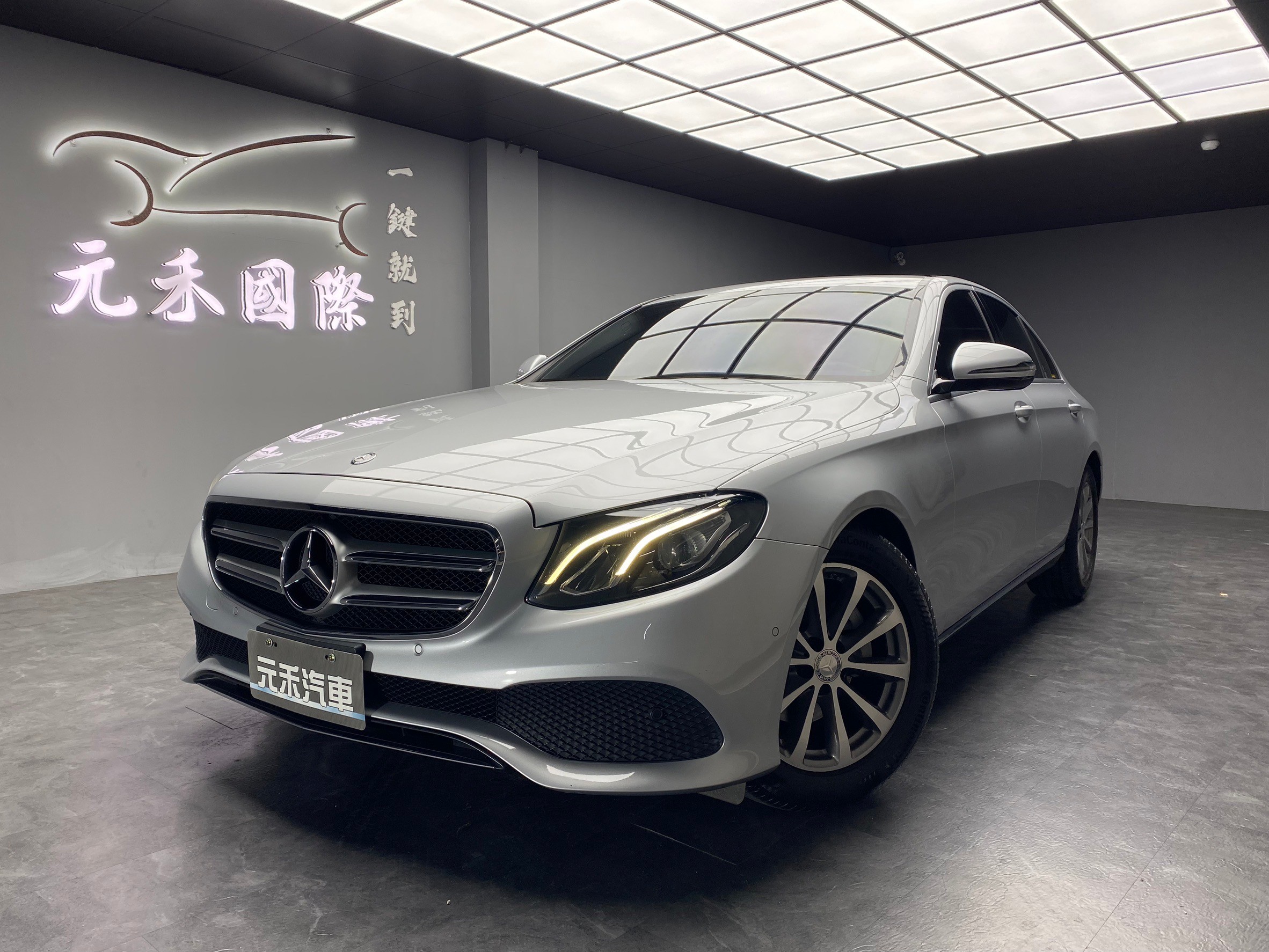 2017式 BENZ E220d 氣氛燈 自動停車 免百萬 可入手 ❗️(231)【 元禾國際 阿龍店長 0968-691-205】元禾國際 新北最大車庫 實車實價 認證車  第3張相片