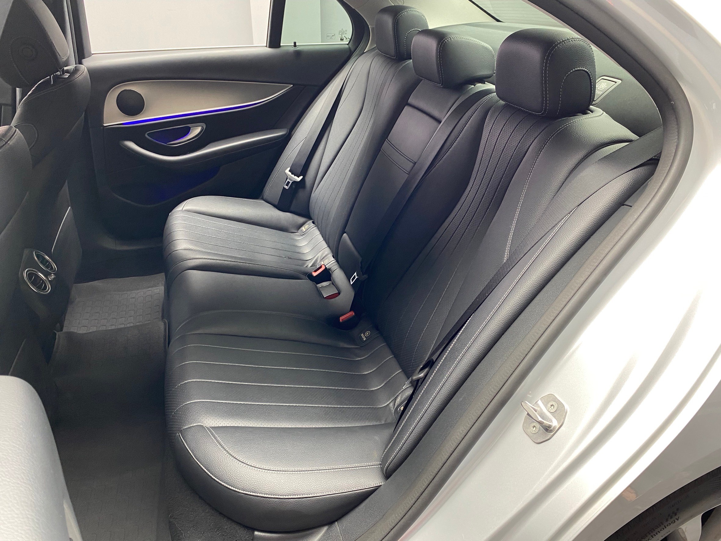 2017式 BENZ E220d 氣氛燈 自動停車 免百萬 可入手 ❗️(231)【 元禾國際 阿龍店長 0968-691-205】元禾國際 新北最大車庫 實車實價 認證車  第5張相片