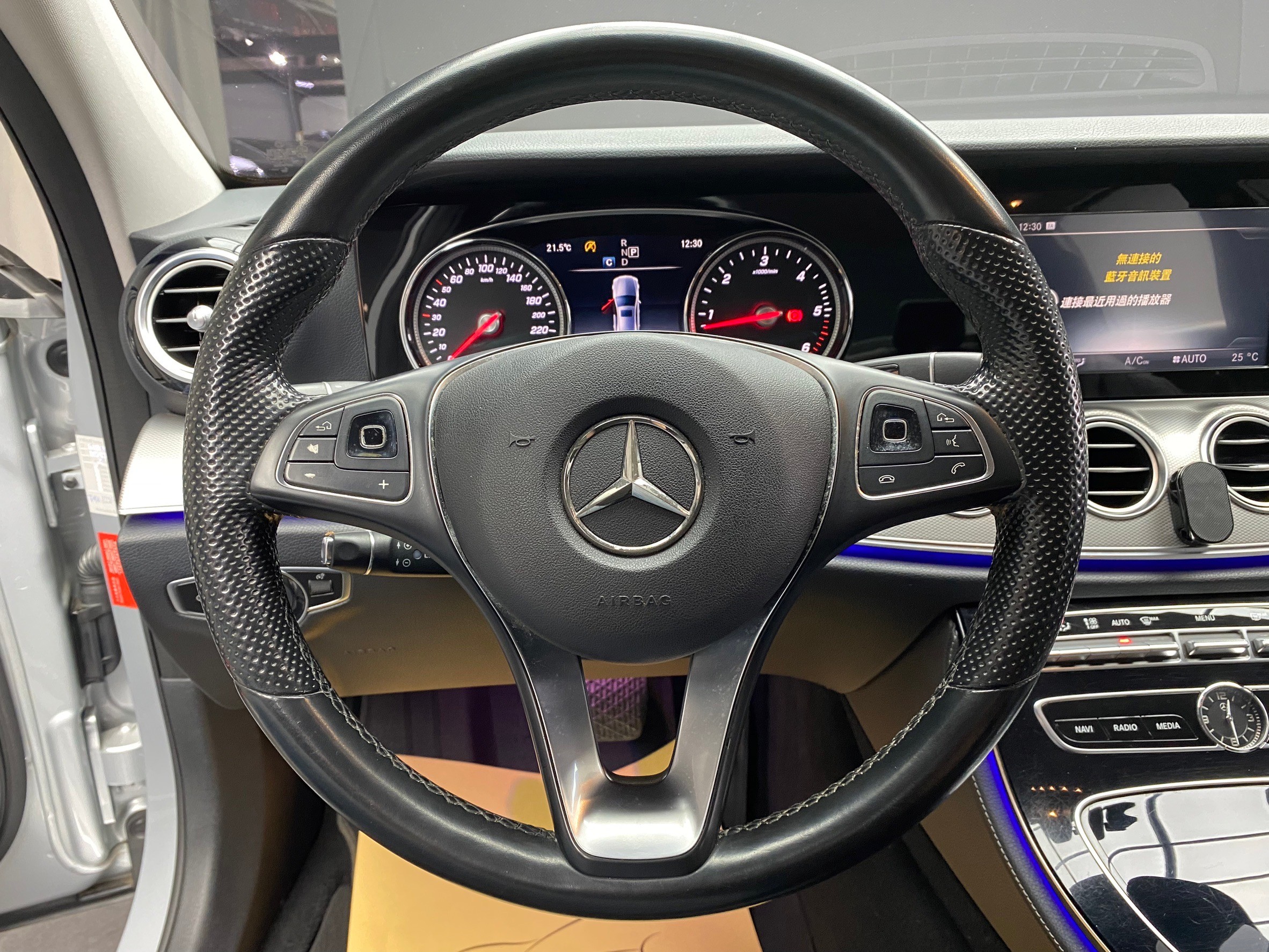 2017式 BENZ E220d 氣氛燈 自動停車 免百萬 可入手 ❗️(231)【 元禾國際 阿龍店長 0968-691-205】元禾國際 新北最大車庫 實車實價 認證車  第7張相片