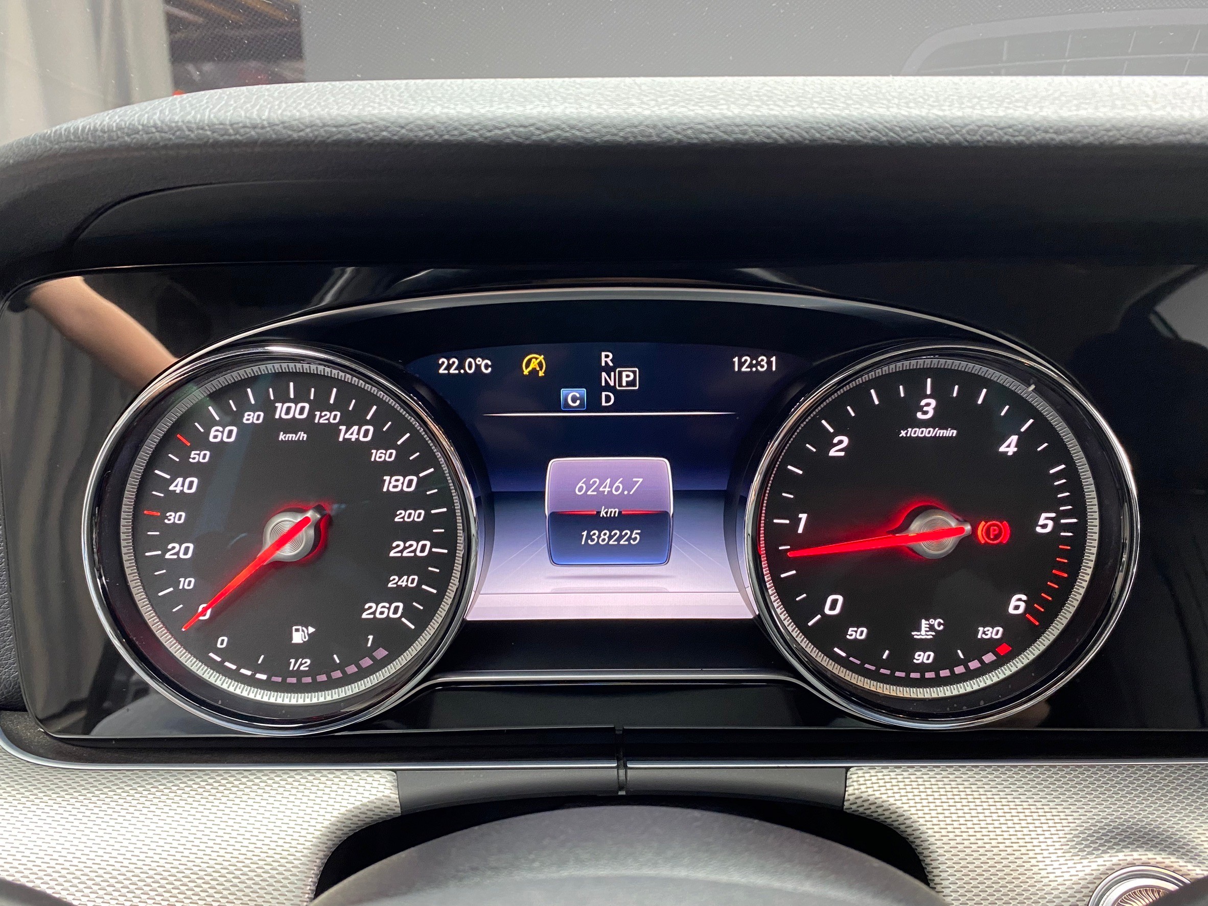 2017式 BENZ E220d 氣氛燈 自動停車 免百萬 可入手 ❗️(231)【 元禾國際 阿龍店長 0968-691-205】元禾國際 新北最大車庫 實車實價 認證車  第8張相片