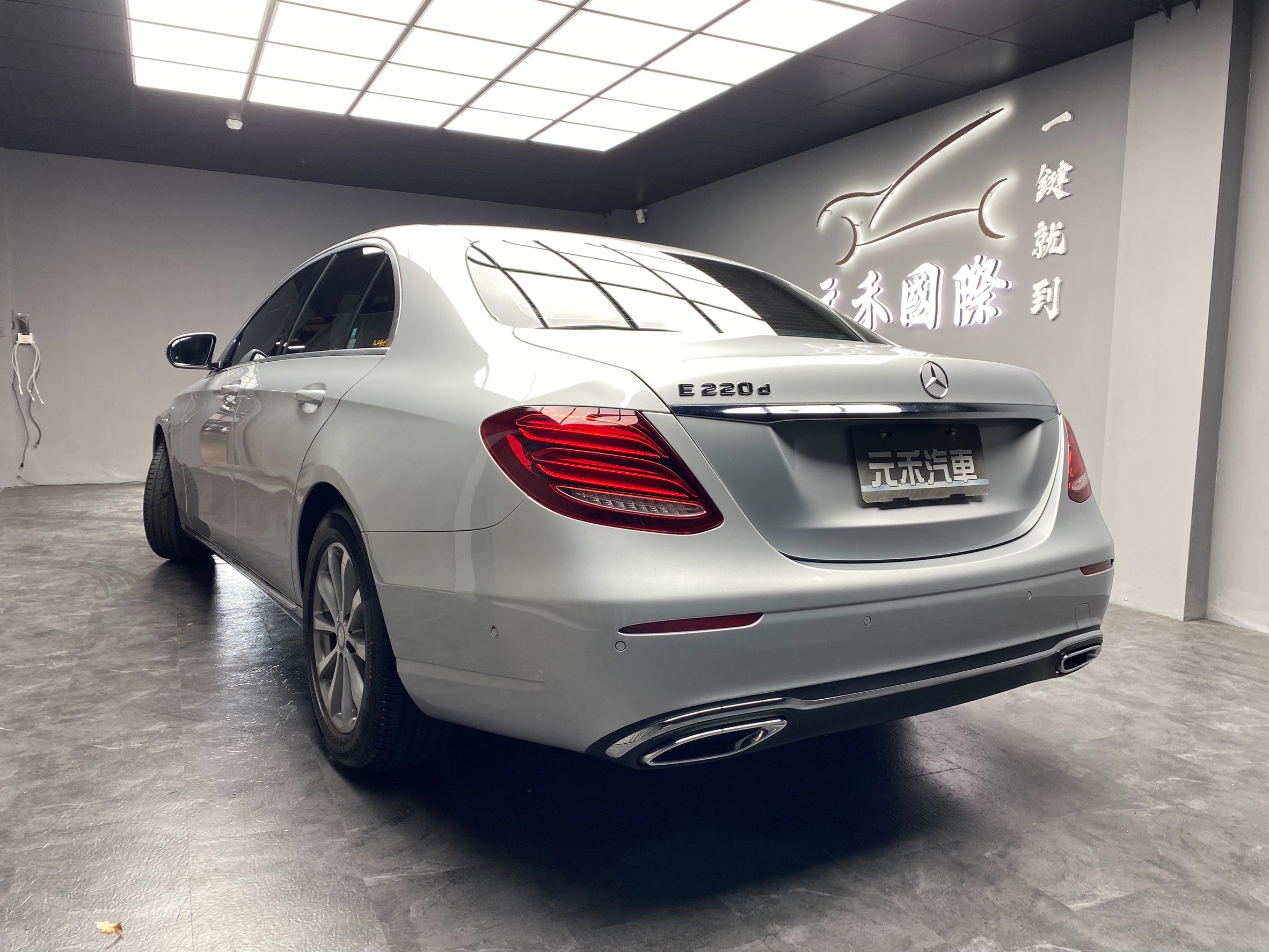 2017式 BENZ E220d 氣氛燈 自動停車 免百萬 可入手 ❗️(231)【 元禾國際 阿龍店長 0968-691-205】元禾國際 新北最大車庫 實車實價 認證車  第10張相片