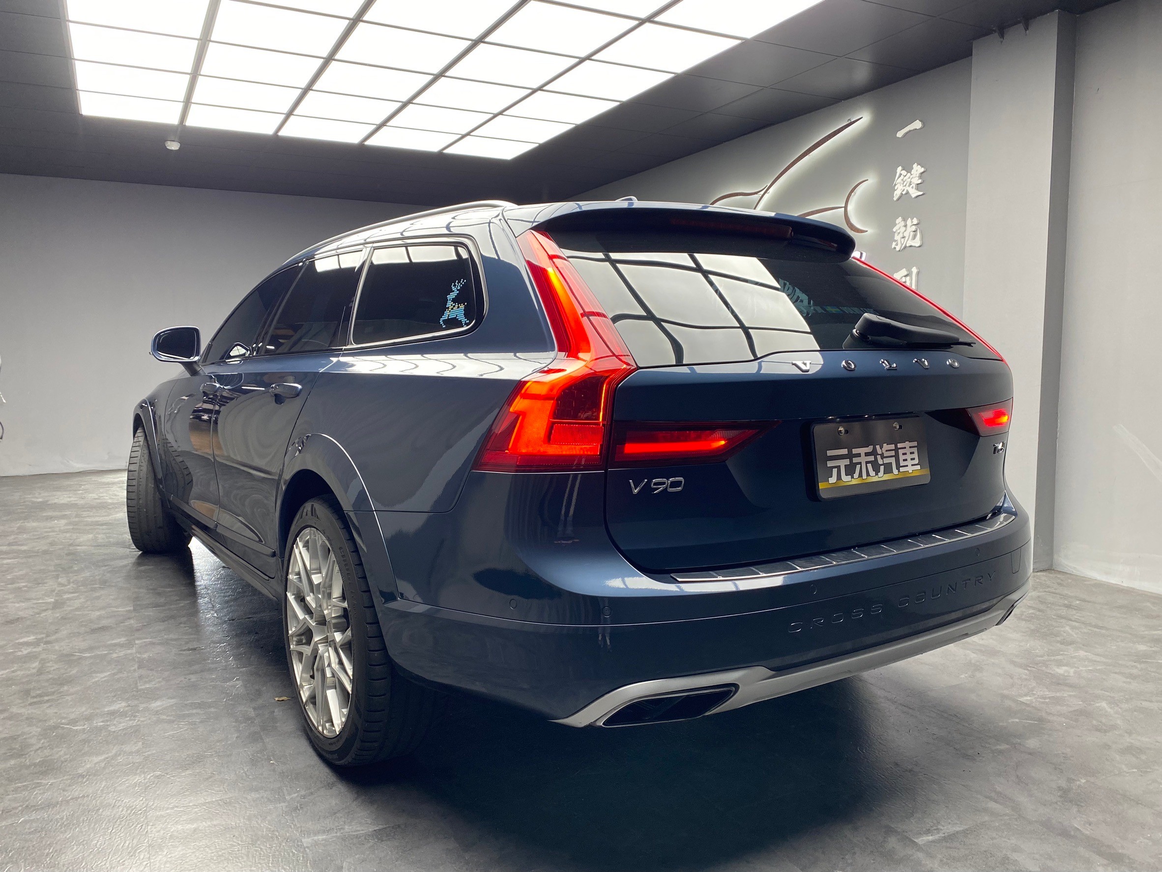 2018式 VOLVO V90 CC 旗艦 旅行車 跟車 腳踢尾門 升級B&W音響 卡鉗 排氣管 BC鋁圈 加大通風碟 多改裝 (233)【 元禾國際 阿龍店長 0968-691-205】元禾國際 新北最大車庫 實車實價 認證車  第2張相片