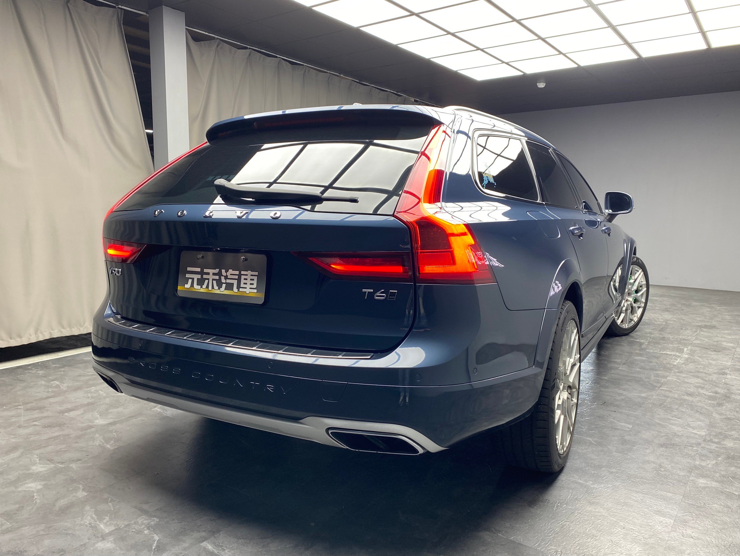 2018式 VOLVO V90 CC 旗艦 旅行車 跟車 腳踢尾門 升級B&W音響 卡鉗 排氣管 BC鋁圈 加大通風碟 多改裝 (233)【 元禾國際 阿龍店長 0968-691-205】元禾國際 新北最大車庫 實車實價 認證車  第5張相片