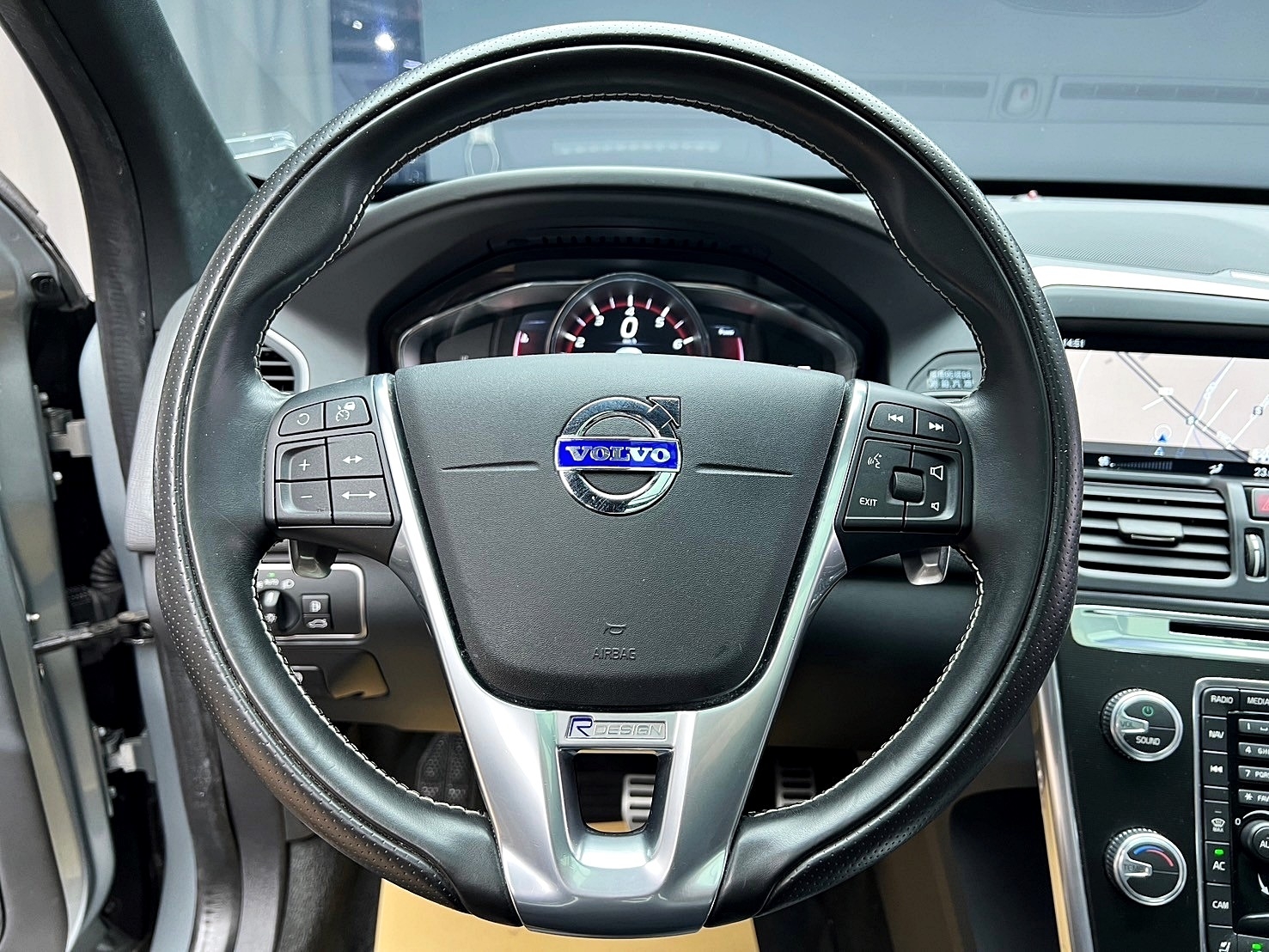2015 VOLVO XC60 R版 跟車 全景天窗 電尾門 HK音響 ❗️(227)【 元禾國際 阿龍店長 0968-691-205】元禾國際 新北最大車庫 實車實價 認證車  第6張相片