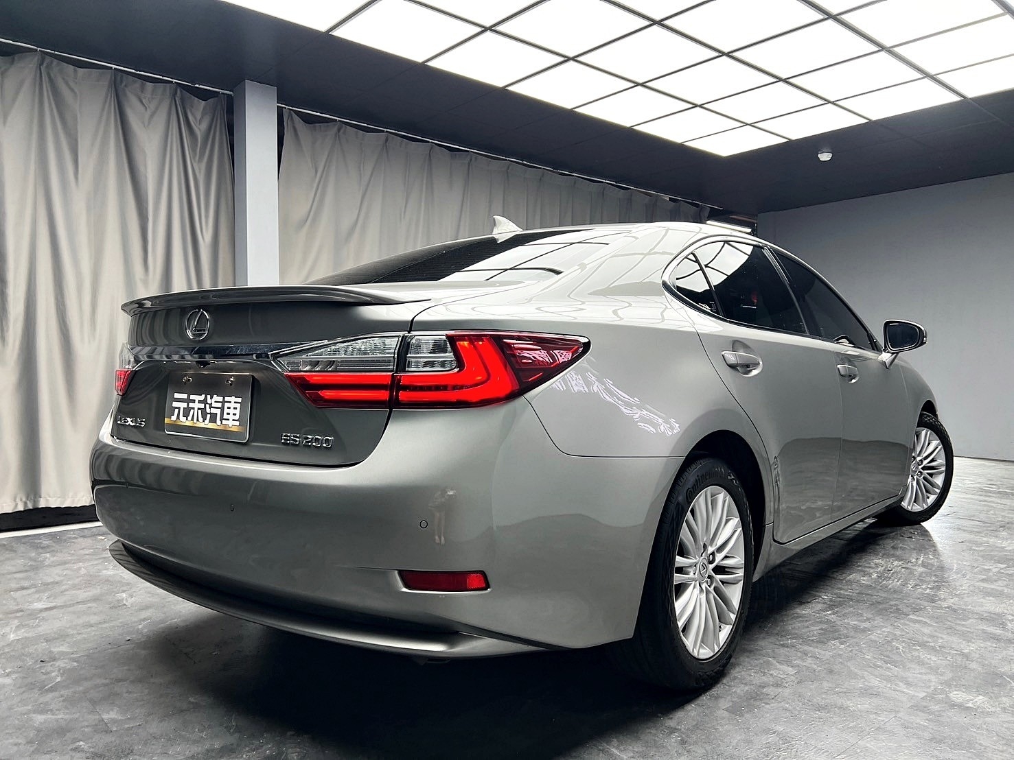 2017 Lexus ES200 豪華版 跟車 天窗 升級電視導航 ❗️【 元禾國際 阿龍店長 0968-691-205】阿龍中古車 新北最大車庫 實車實價 認證車 無泡水 無事故 (260)  第2張相片