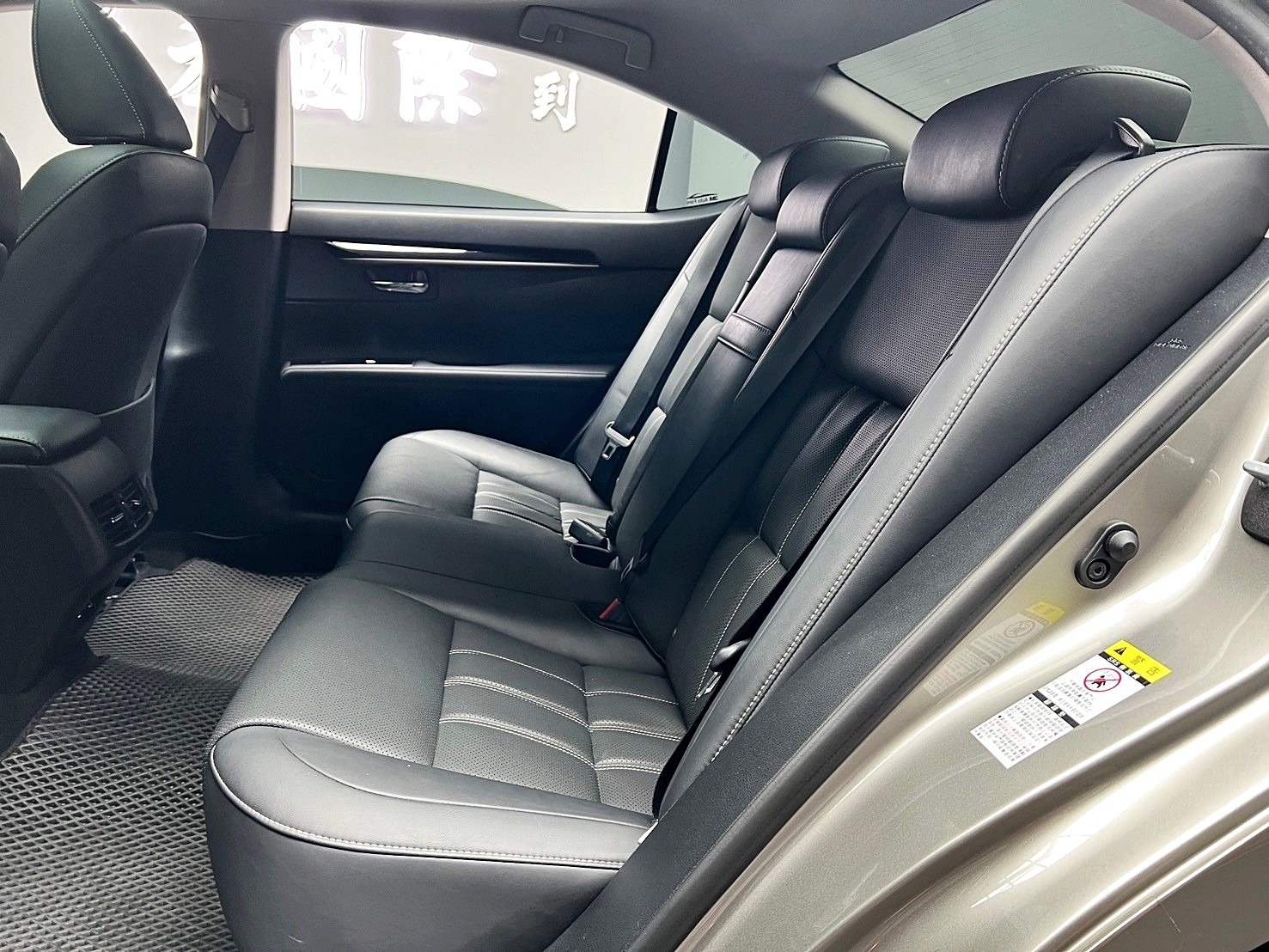 2017 Lexus ES200 豪華版 跟車 天窗 升級電視導航 ❗️【 元禾國際 阿龍店長 0968-691-205】阿龍中古車 新北最大車庫 實車實價 認證車 無泡水 無事故 (260)  第4張相片