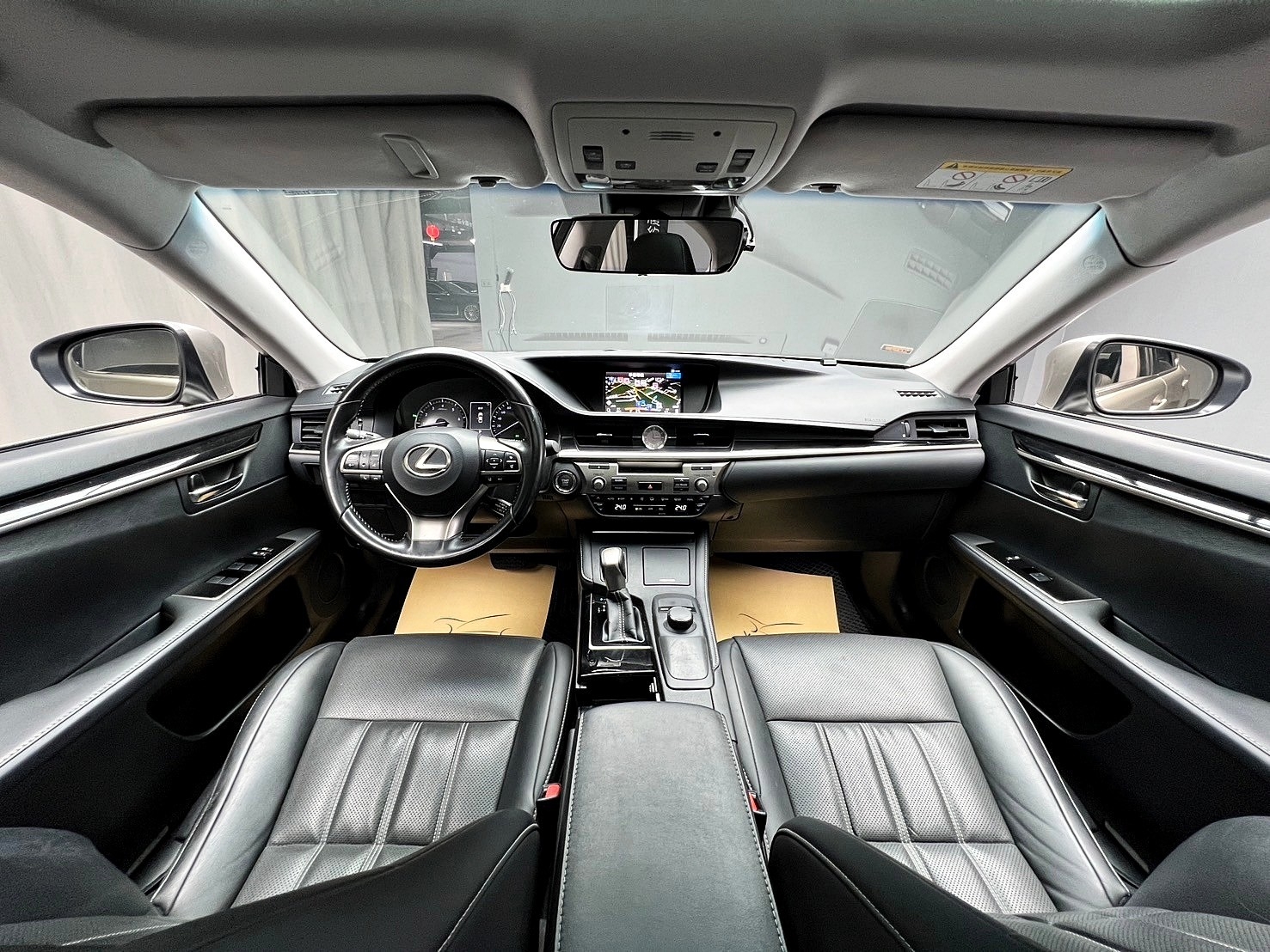 2017 Lexus ES200 豪華版 跟車 天窗 升級電視導航 ❗️【 元禾國際 阿龍店長 0968-691-205】阿龍中古車 新北最大車庫 實車實價 認證車 無泡水 無事故 (260)  第5張相片