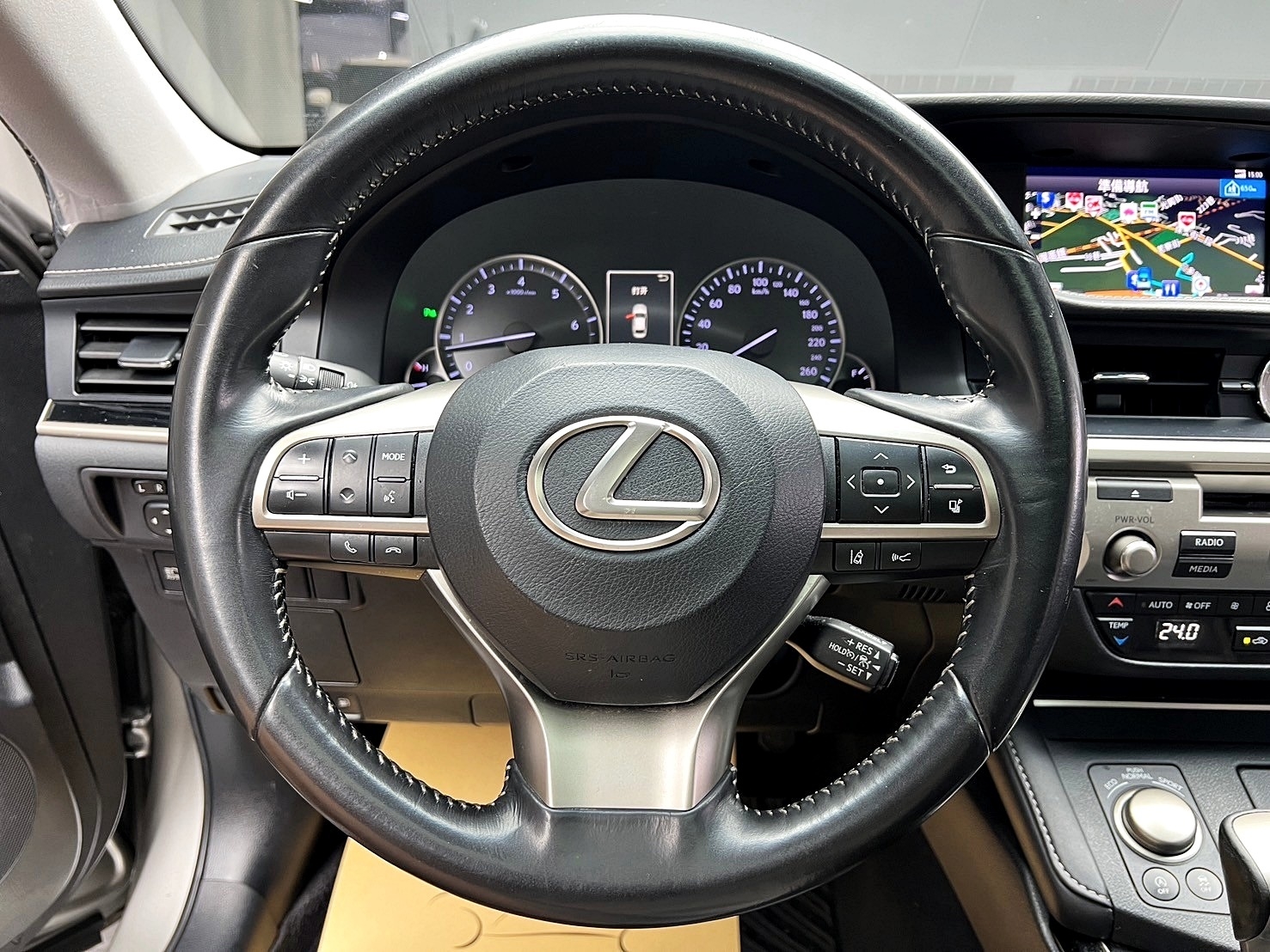 2017 Lexus ES200 豪華版 跟車 天窗 升級電視導航 ❗️【 元禾國際 阿龍店長 0968-691-205】阿龍中古車 新北最大車庫 實車實價 認證車 無泡水 無事故 (260)  第7張相片