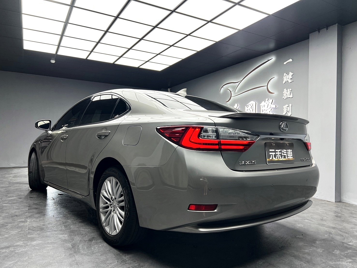 2017 Lexus ES200 豪華版 跟車 天窗 升級電視導航 ❗️【 元禾國際 阿龍店長 0968-691-205】阿龍中古車 新北最大車庫 實車實價 認證車 無泡水 無事故 (260)  第10張相片