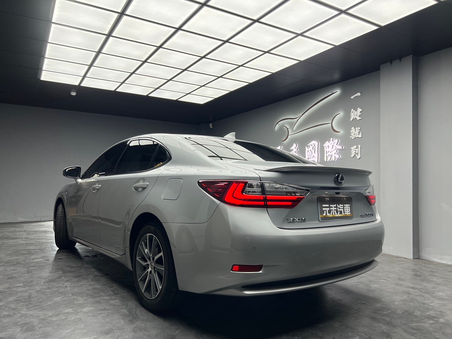 2016式 Lexus ES300h 旗艦版 跟車/電冷熱椅/油電車❗️【 元禾國際 阿龍店長 0968-691-205】阿龍中古車 二手車 中古車 新北最大車庫 實車實價 認證車 無泡水 無事故 (191)  第2張相片
