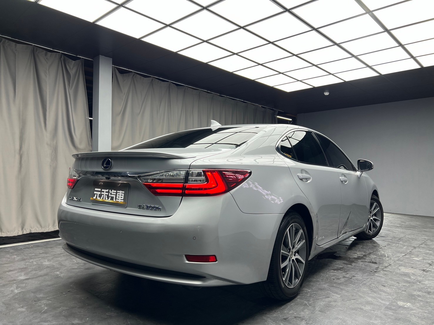 2016式 Lexus ES300h 旗艦版 跟車/電冷熱椅/油電車❗️【 元禾國際 阿龍店長 0968-691-205】阿龍中古車 二手車 中古車 新北最大車庫 實車實價 認證車 無泡水 無事故 (191)  第6張相片