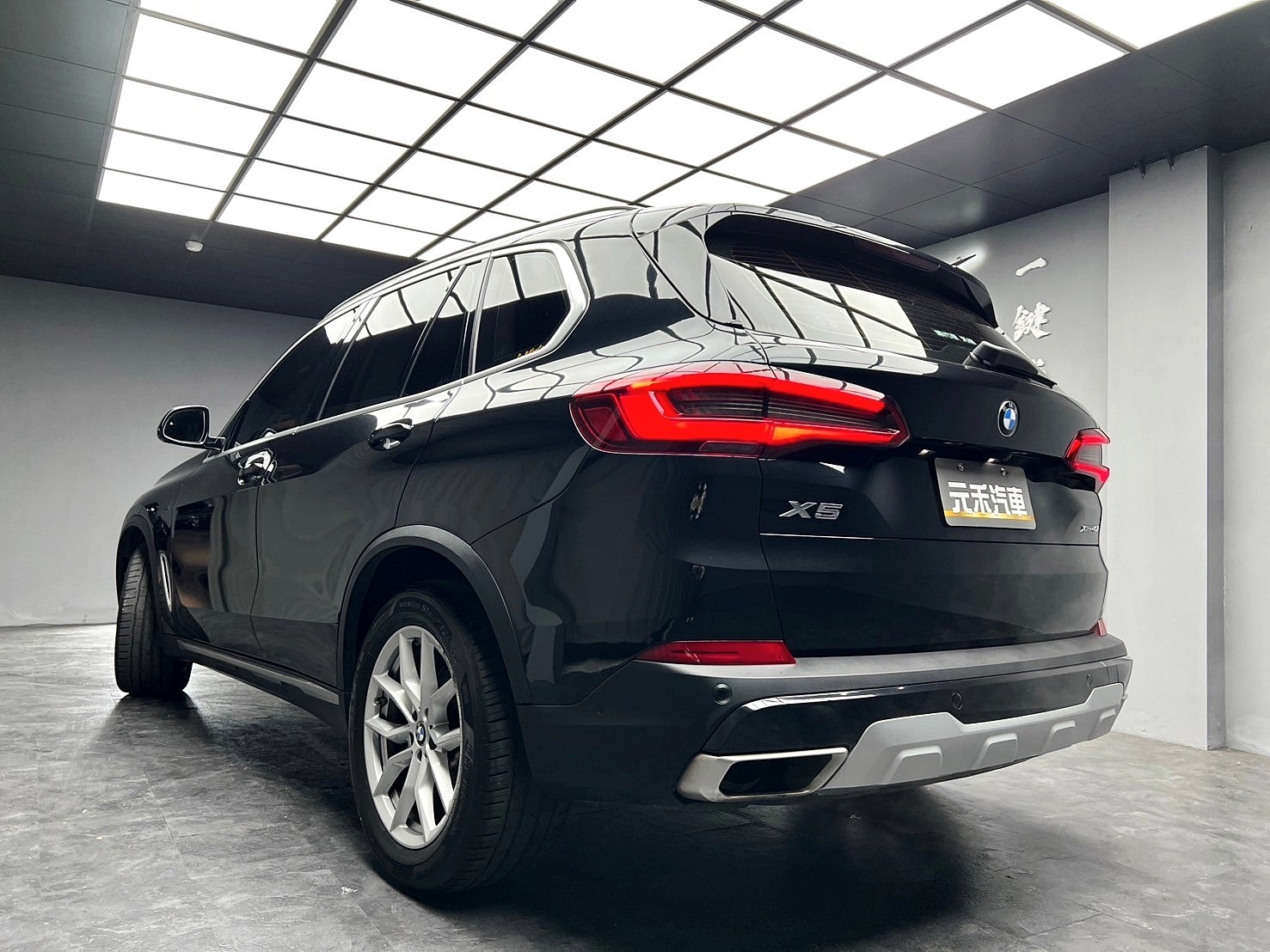 2019式 BMW X5 xDrive40i 豪華版 5AU套件 全數位虛擬座艙 水晶排擋桿 ❗️【 元禾國際 阿龍店長 0968-691-205】阿龍中古車 二手車 中古車 新北最大車庫 實車實價 認證車 無泡水 無事故 (005)  第2張相片