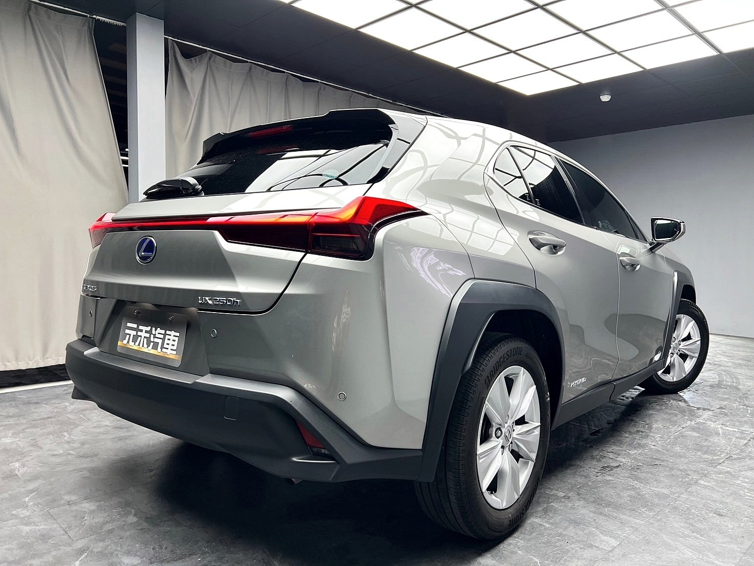 2021 Lexus UX250h LSS 2.0 駕駛輔助 ACC 跟車 油電 掀背 新車保固 ❗️【 元禾國際 阿龍店長 0968-691-205】阿龍中古車 二手車 中古車 新北最大車庫 實車實價 認證車 無泡水 無事故 (010)  第2張相片