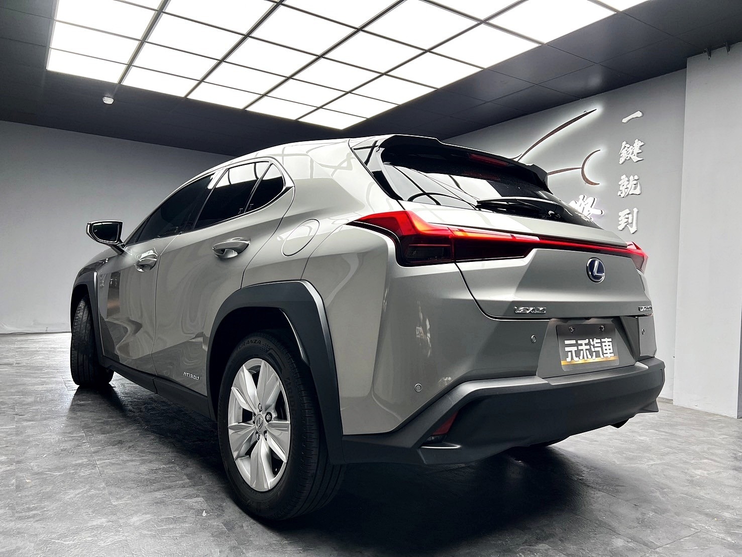 2021 Lexus UX250h LSS 2.0 駕駛輔助 ACC 跟車 油電 掀背 新車保固 ❗️【 元禾國際 阿龍店長 0968-691-205】阿龍中古車 二手車 中古車 新北最大車庫 實車實價 認證車 無泡水 無事故 (010)  第3張相片