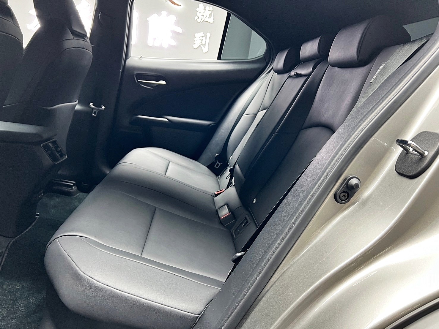 2021 Lexus UX250h LSS 2.0 駕駛輔助 ACC 跟車 油電 掀背 新車保固 ❗️【 元禾國際 阿龍店長 0968-691-205】阿龍中古車 二手車 中古車 新北最大車庫 實車實價 認證車 無泡水 無事故 (010)  第4張相片