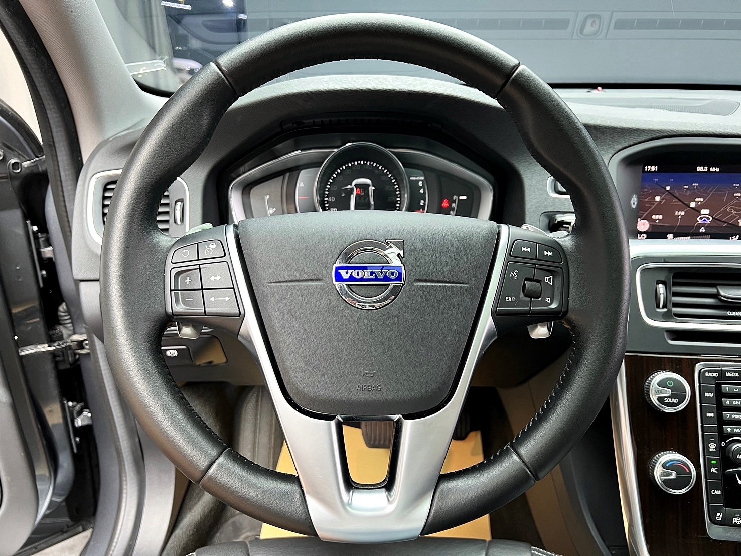 2017 Volvo S60 T4 安全旗艦版 跟車 天窗 自動停車 ❗️(213)【 元禾國際 阿龍店長 0968-691-205】阿龍中古車 二手車 中古車 新北最大車庫 實車實價 認證車 無泡水 無事故  第7張相片