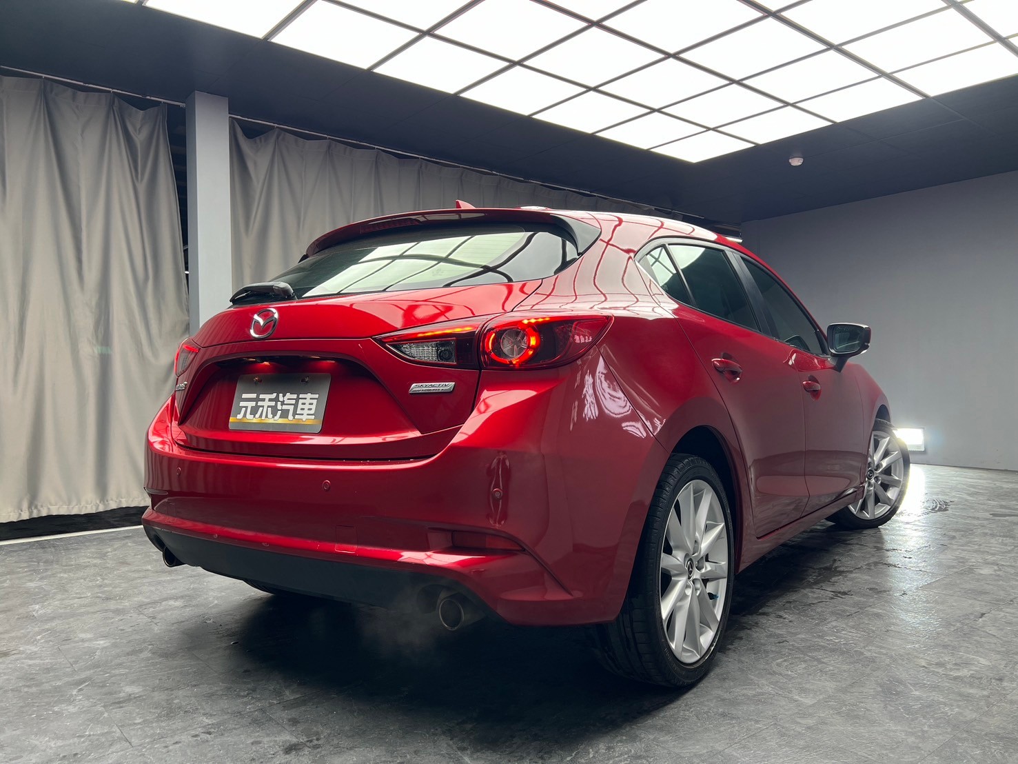 2018式 馬三 Mazda3 5D 尊榮安全版 魂動 掀背 ❗️(200)【 元禾國際 阿龍店長 0968-691-205】阿龍中古車 二手車 中古車 新北最大車庫 實車實價 認證車 無泡水 無事故  第2張相片