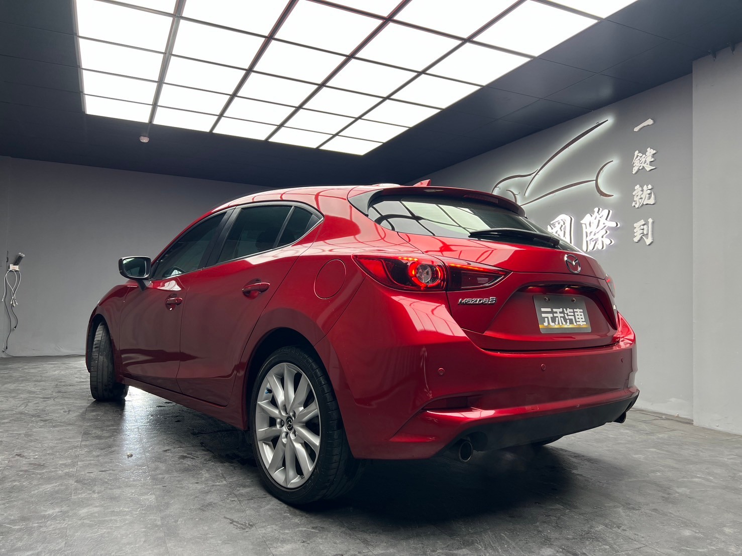 2018式 馬三 Mazda3 5D 尊榮安全版 魂動 掀背 ❗️(200)【 元禾國際 阿龍店長 0968-691-205】阿龍中古車 二手車 中古車 新北最大車庫 實車實價 認證車 無泡水 無事故  第3張相片