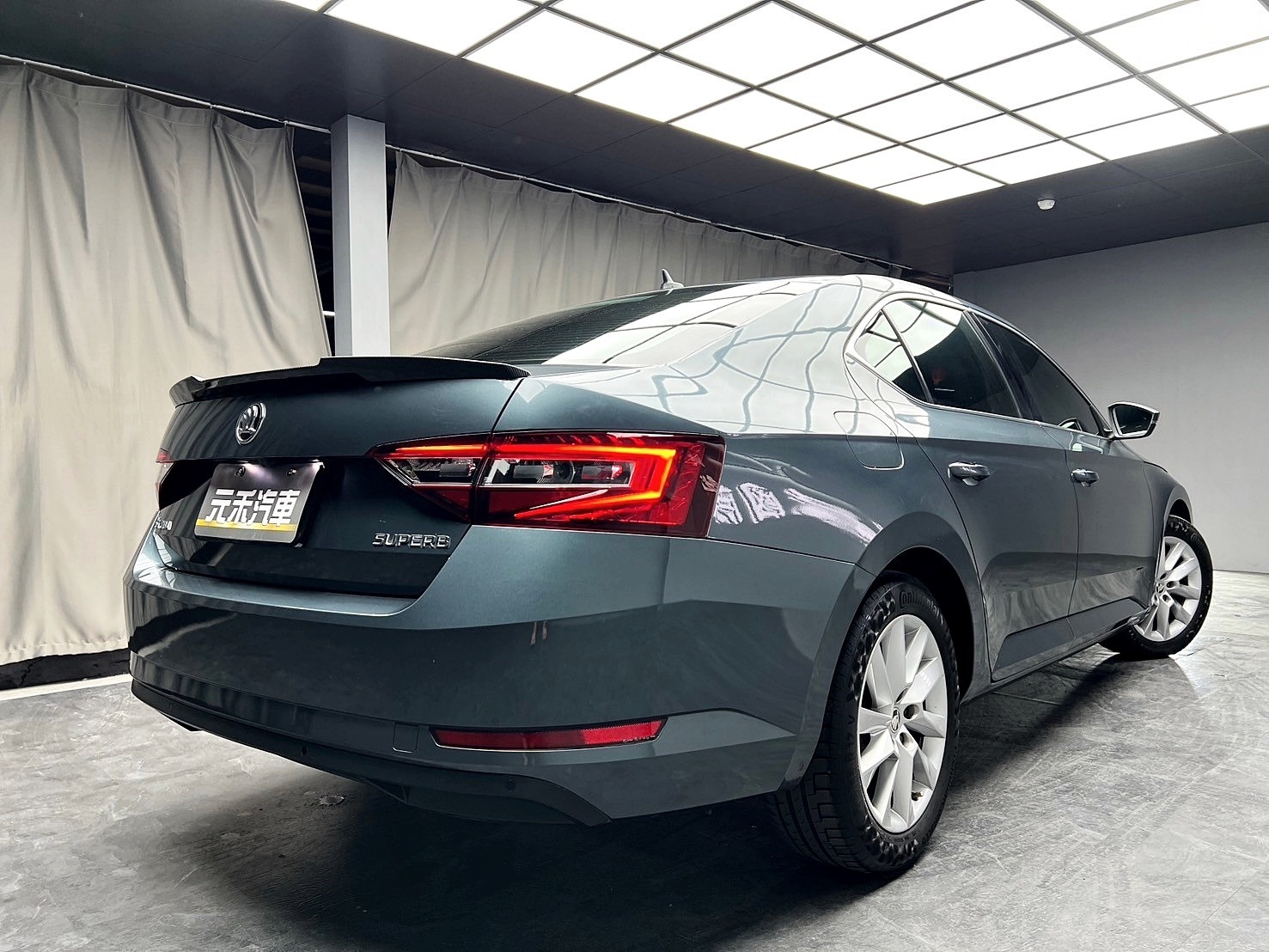 2018 Skoda Superb Sedan 菁英版 升級 平把方向盤 電尾門 CarPlay ❗️【 元禾國際 阿龍店長 0968-691-205】阿龍中古車 二手車 中古車 新北最大車庫 實車實價 認證車 無泡水 無事故 (094)  第2張相片