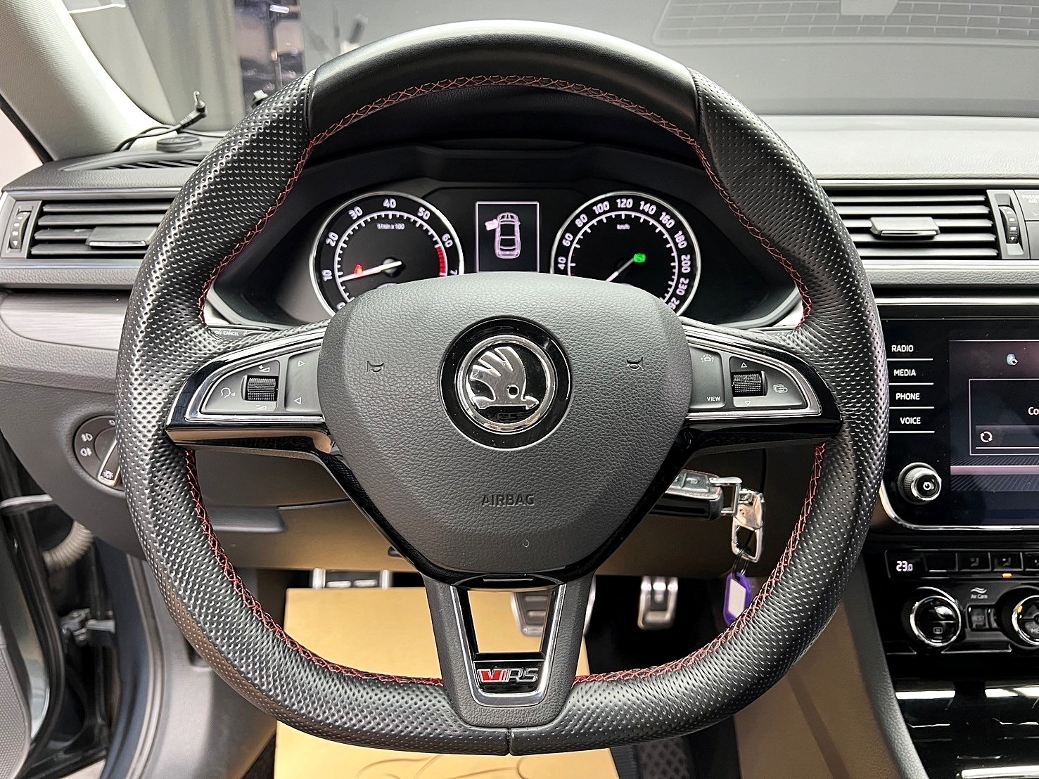 2018 Skoda Superb Sedan 菁英版 升級 平把方向盤 電尾門 CarPlay ❗️【 元禾國際 阿龍店長 0968-691-205】阿龍中古車 二手車 中古車 新北最大車庫 實車實價 認證車 無泡水 無事故 (094)  第6張相片