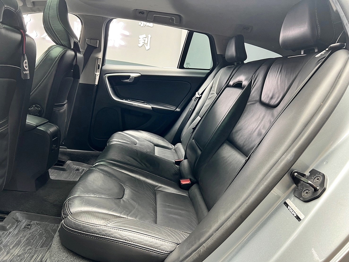 2012 Volvo V60 T5 R-Design 天窗 ACC跟車 旅行車 ❗️【 元禾國際 阿龍店長 0968-691-205】阿龍中古車 二手車 中古車 新北最大車庫 實車實價 認證車 無泡水 無事故(110)  第4張相片