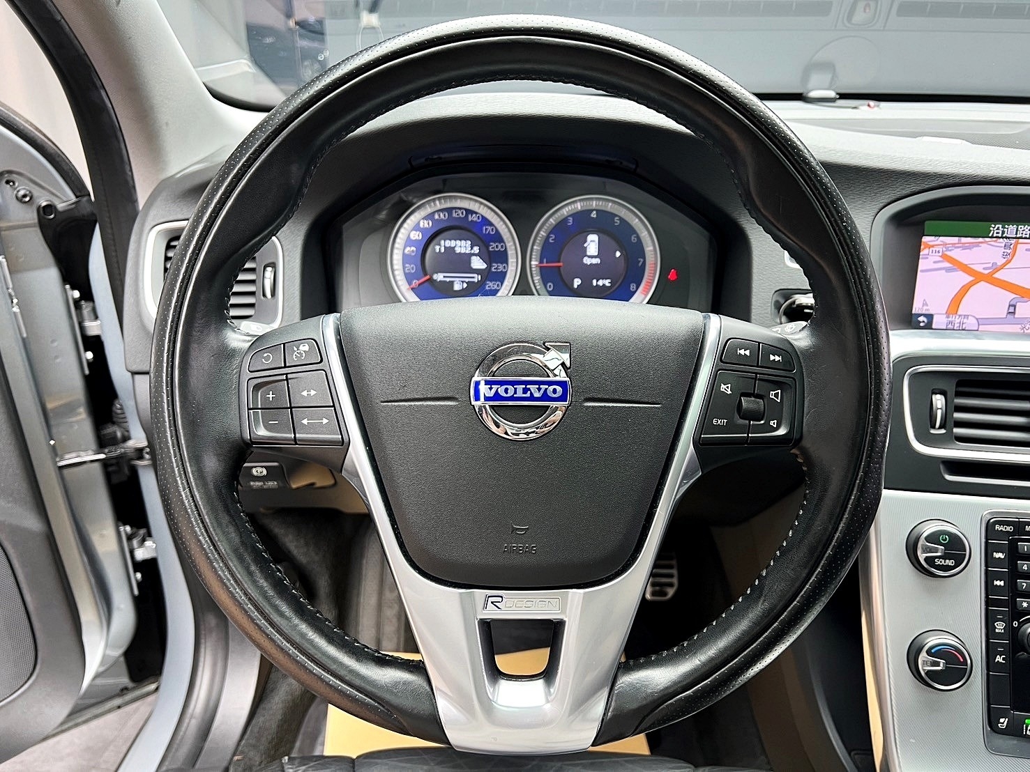 2012 Volvo V60 T5 R-Design 天窗 ACC跟車 旅行車 ❗️【 元禾國際 阿龍店長 0968-691-205】阿龍中古車 二手車 中古車 新北最大車庫 實車實價 認證車 無泡水 無事故(110)  第7張相片