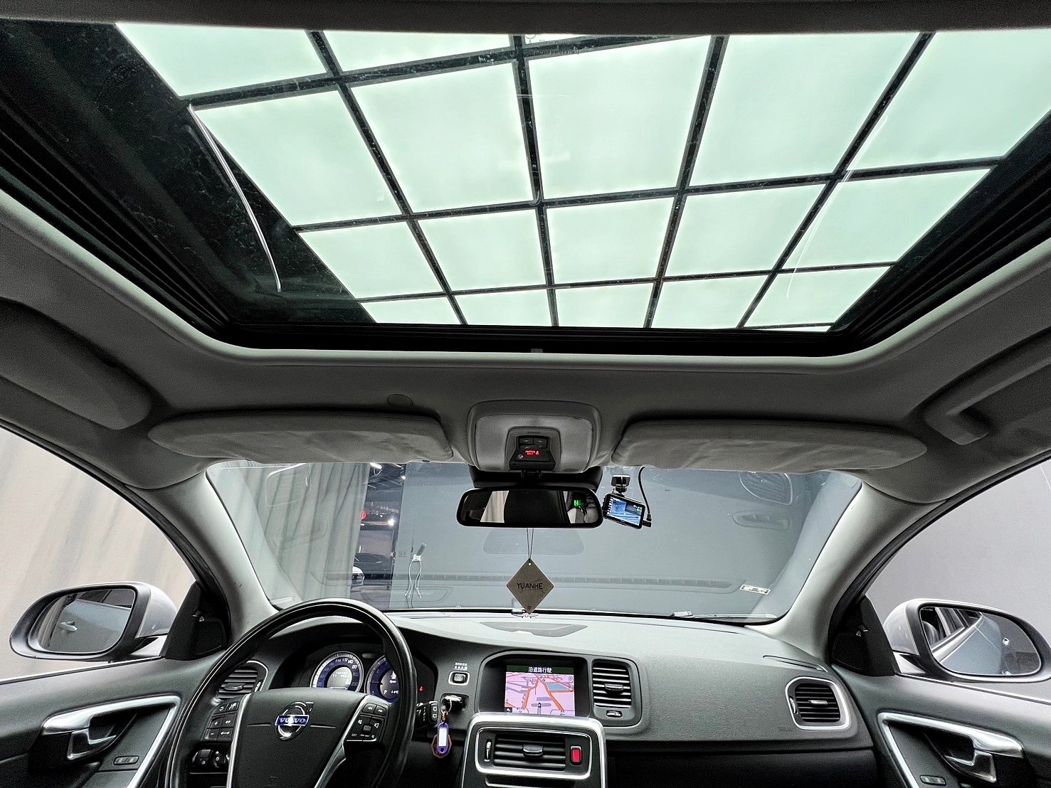 2012 Volvo V60 T5 R-Design 天窗 ACC跟車 旅行車 ❗️【 元禾國際 阿龍店長 0968-691-205】阿龍中古車 二手車 中古車 新北最大車庫 實車實價 認證車 無泡水 無事故(110)  第10張相片