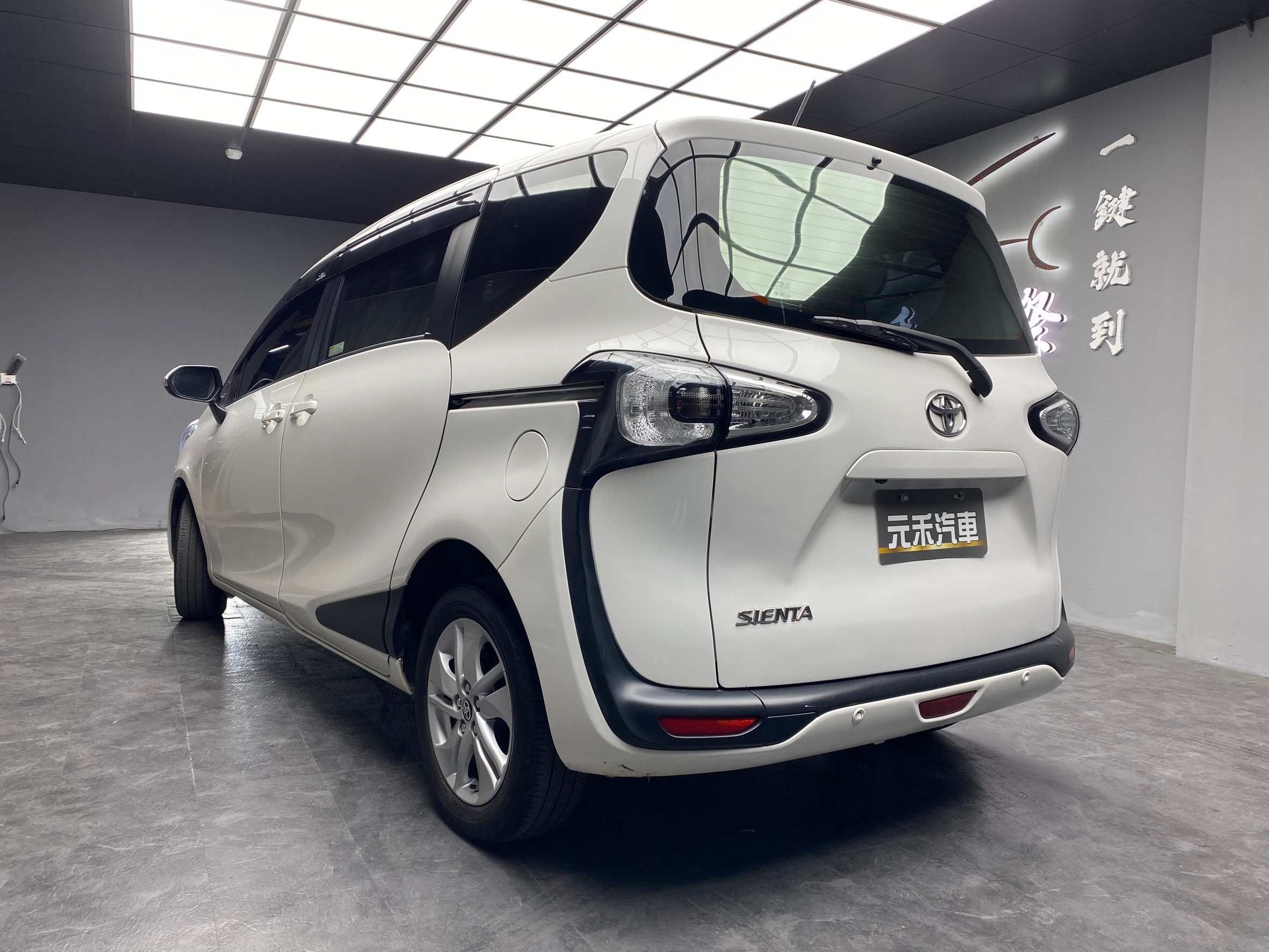 2018 Toyota Sienta 5人座 經典版 升級 抬頭顯示 ❗️【 元禾國際 阿龍店長 0968-691-205】阿龍中古車 二手車 中古車 新北最大車庫 實車實價 認證車 無泡水 無事故(002)  第2張相片