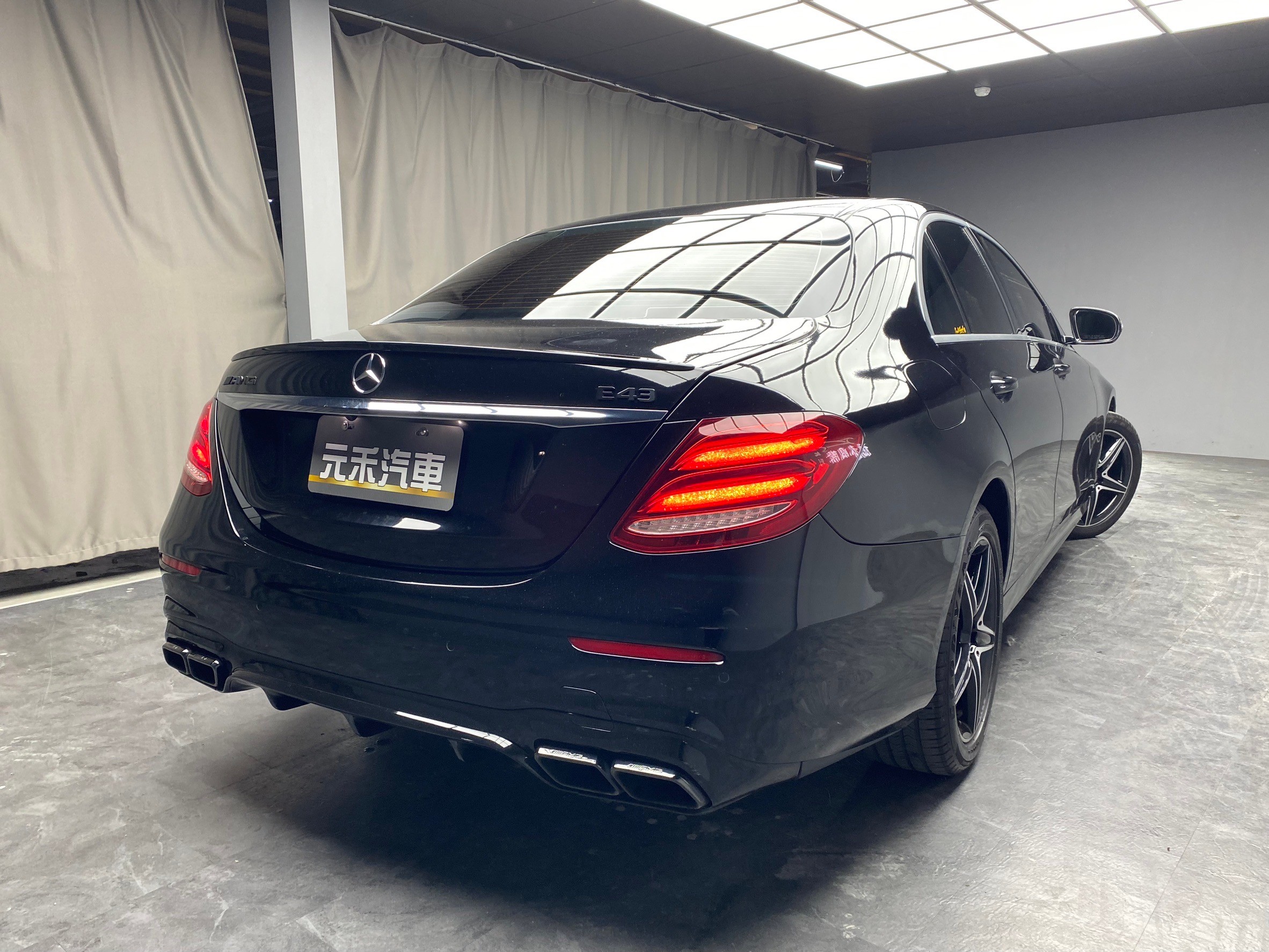 2017式 W213 BENZ E300 AMG套件 柏林之音 天窗 64色氣氛燈 3樣式四出尾管 AMG紅塗裝卡鉗【 元禾國際 阿龍店長 0968-691-205】阿龍中古車 二手車 中古車 新北最大車庫 實車實價 認證車 無泡水 無事故  第2張相片