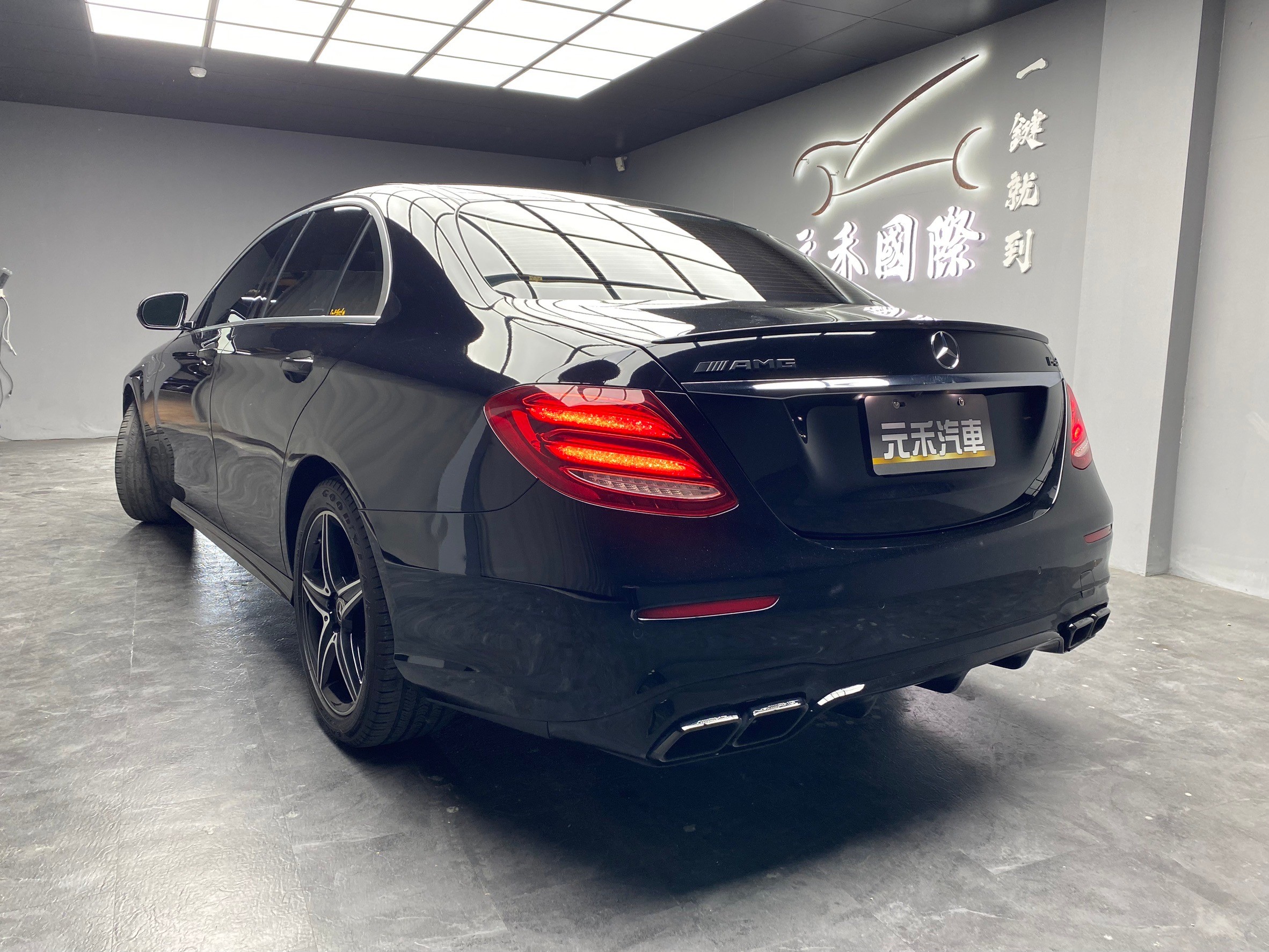 2017式 W213 BENZ E300 AMG套件 柏林之音 天窗 64色氣氛燈 3樣式四出尾管 AMG紅塗裝卡鉗【 元禾國際 阿龍店長 0968-691-205】阿龍中古車 二手車 中古車 新北最大車庫 實車實價 認證車 無泡水 無事故  第3張相片