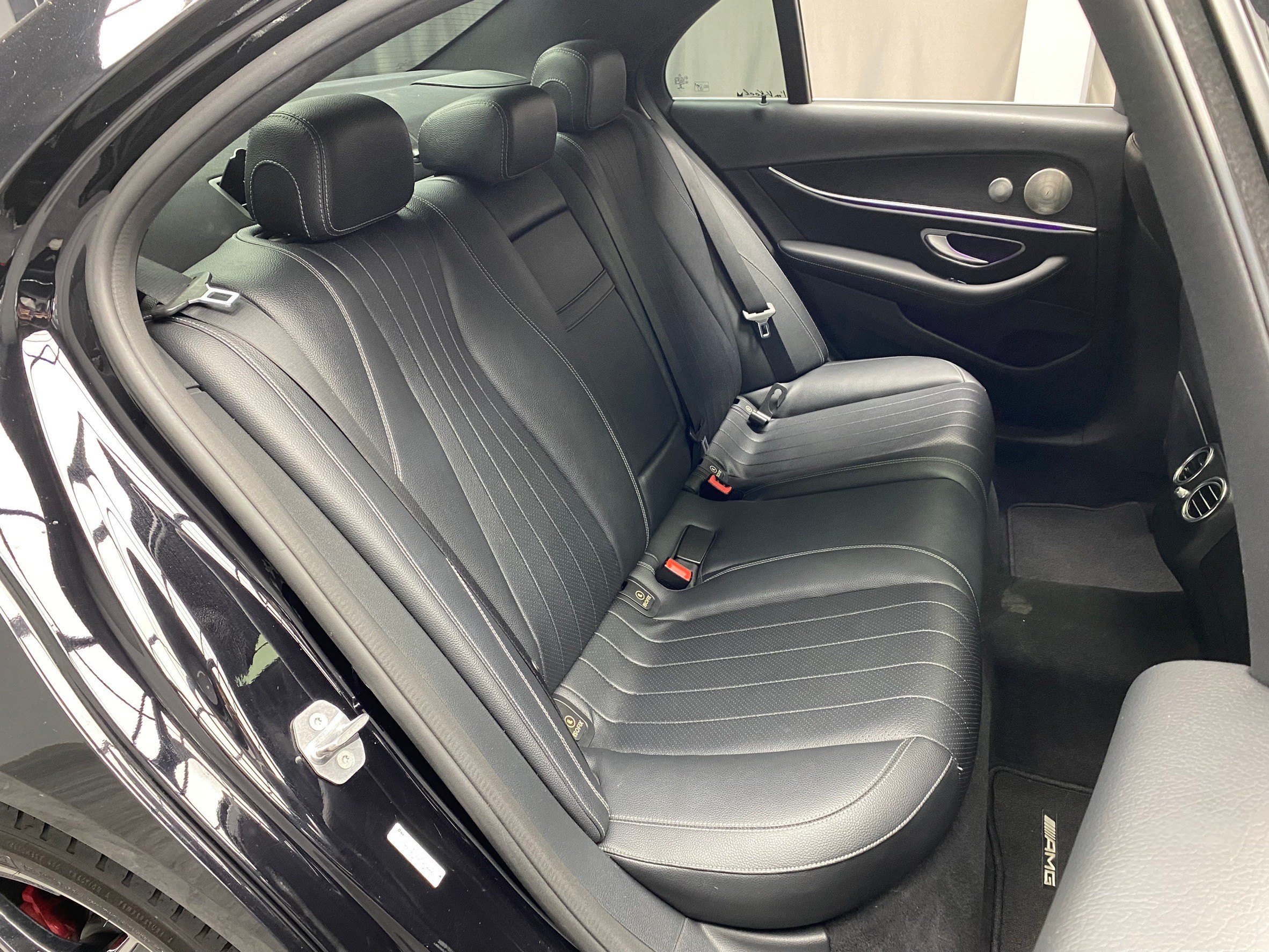 2017式 W213 BENZ E300 AMG套件 柏林之音 天窗 64色氣氛燈 3樣式四出尾管 AMG紅塗裝卡鉗【 元禾國際 阿龍店長 0968-691-205】阿龍中古車 二手車 中古車 新北最大車庫 實車實價 認證車 無泡水 無事故  第4張相片