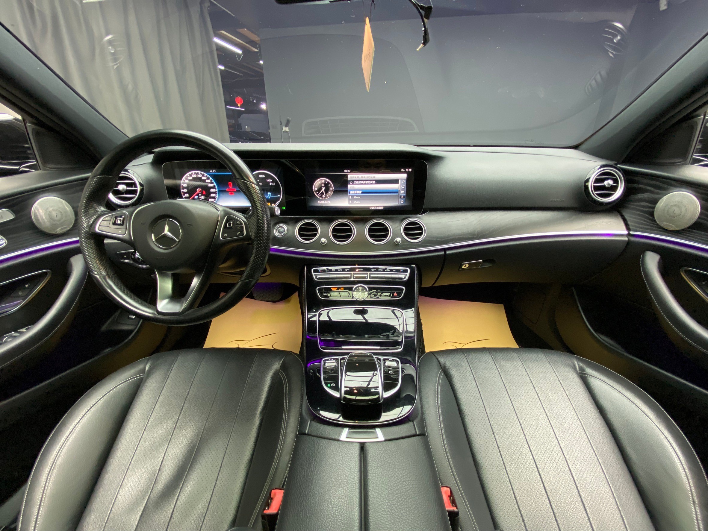 2017式 W213 BENZ E300 AMG套件 柏林之音 天窗 64色氣氛燈 3樣式四出尾管 AMG紅塗裝卡鉗【 元禾國際 阿龍店長 0968-691-205】阿龍中古車 二手車 中古車 新北最大車庫 實車實價 認證車 無泡水 無事故  第5張相片