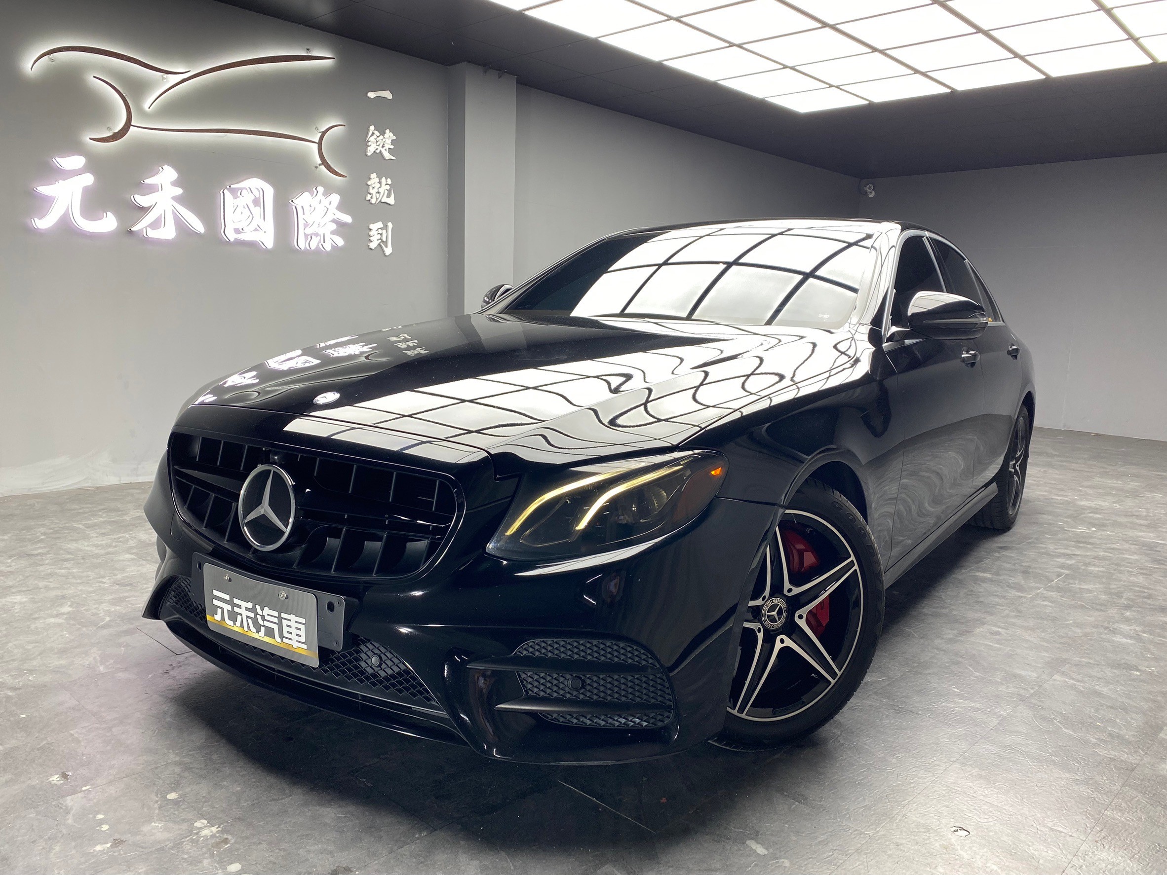 2017式 W213 BENZ E300 AMG套件 柏林之音 天窗 64色氣氛燈 3樣式四出尾管 AMG紅塗裝卡鉗【 元禾國際 阿龍店長 0968-691-205】阿龍中古車 二手車 中古車 新北最大車庫 實車實價 認證車 無泡水 無事故  第10張相片