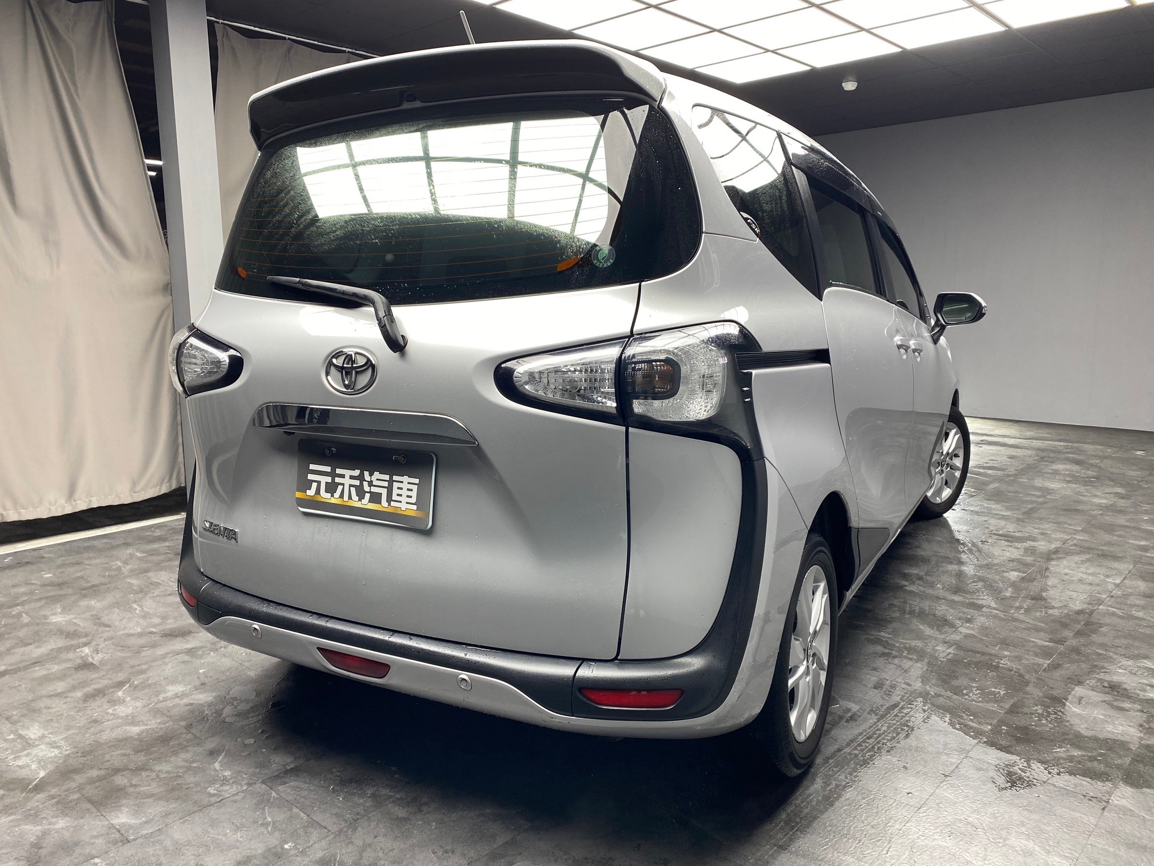 2017 Toyota Sienta 五人座 豪華+ 右電滑門 導航 ❗️【 元禾國際 阿龍店長 0968-691-205】阿龍中古車 二手車 中古車 新北最大車庫 實車實價 認證車 無泡水 無事故(135)  第2張相片
